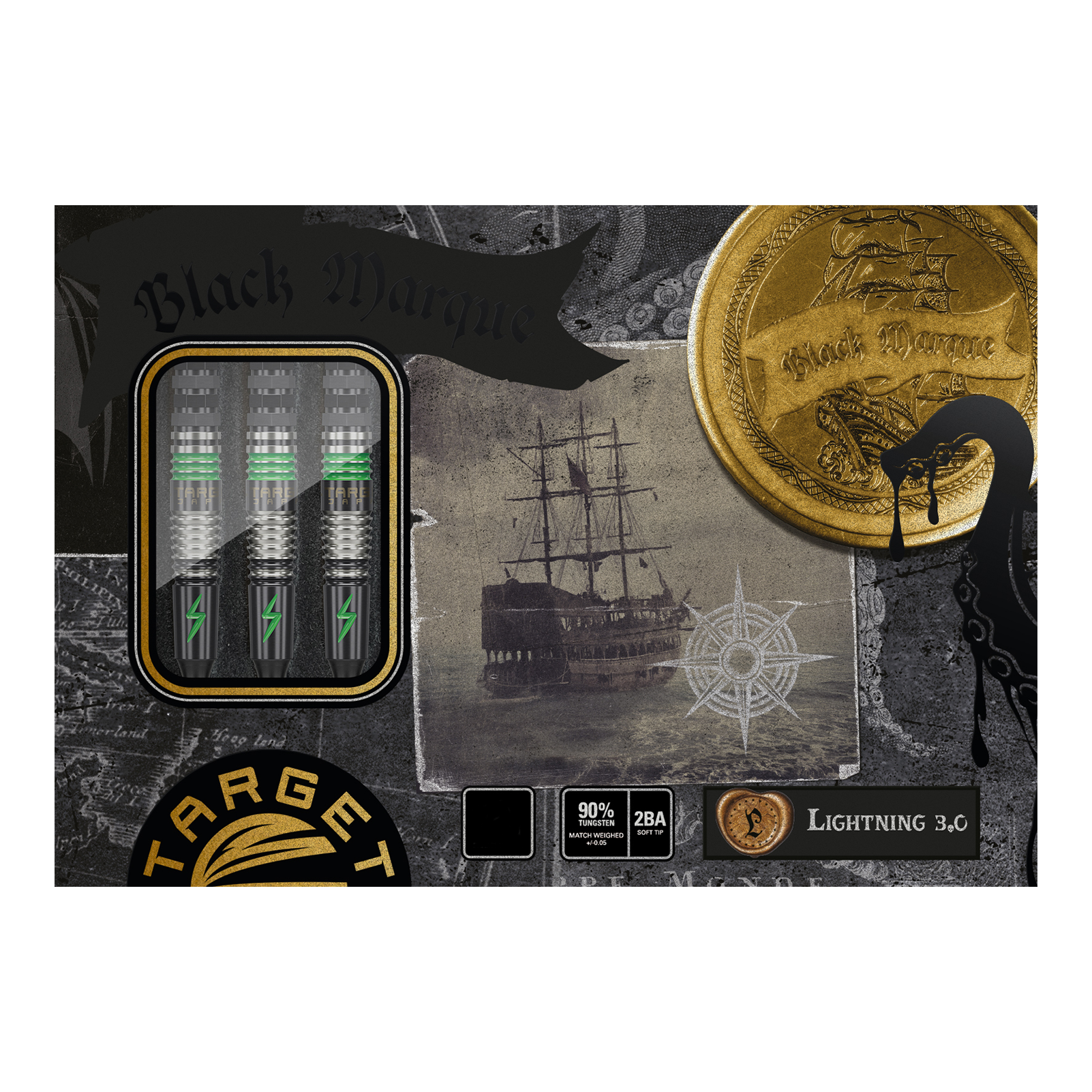 Šipky Target Japan Black Marque Lightning 3x měkké - 19g Das Bild zeigt die Verpackung der Target Japan Black Marque Lightning 3 Softdarts mit 19 Gramm Gewicht. Auf der Verpackung sind drei Dartpfeile, ein altes Schiff und ein goldener Münz-Aufdruck abgebildet.