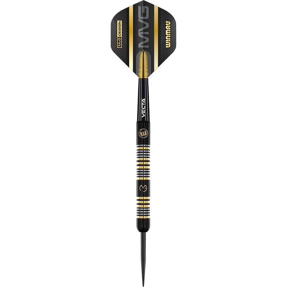 1481_Winmau_Michael_Van_Gerwen_Trilogy_Steeldarts_1BoNJxaXpAKJJ8 Dies ist ein schwarzer Steeldartpfeil mit goldenen und silbernen Akzenten. Auf dem Flight stehen die Buchstaben "MVG" und "Winmau".