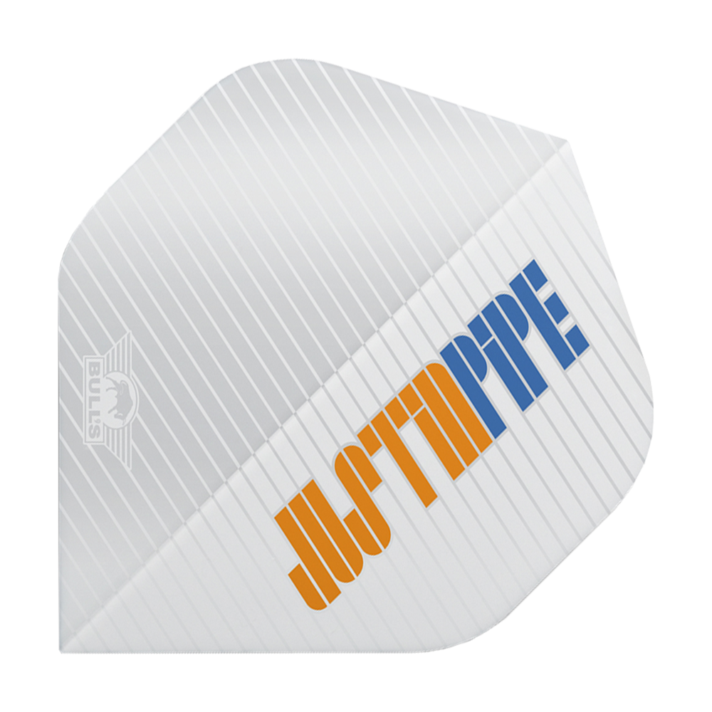 BU50883_Bulls_NL_Powerflite_Justin_Pipe_Plain_No2_Standard_Flights_1 Das Bild zeigt ein weißes Dartflight mit feinen diagonalen Linien. Darauf steht in orange und blau "JUSTIN PIPE" und links unten ist das BULL'S-Logo sichtbar.