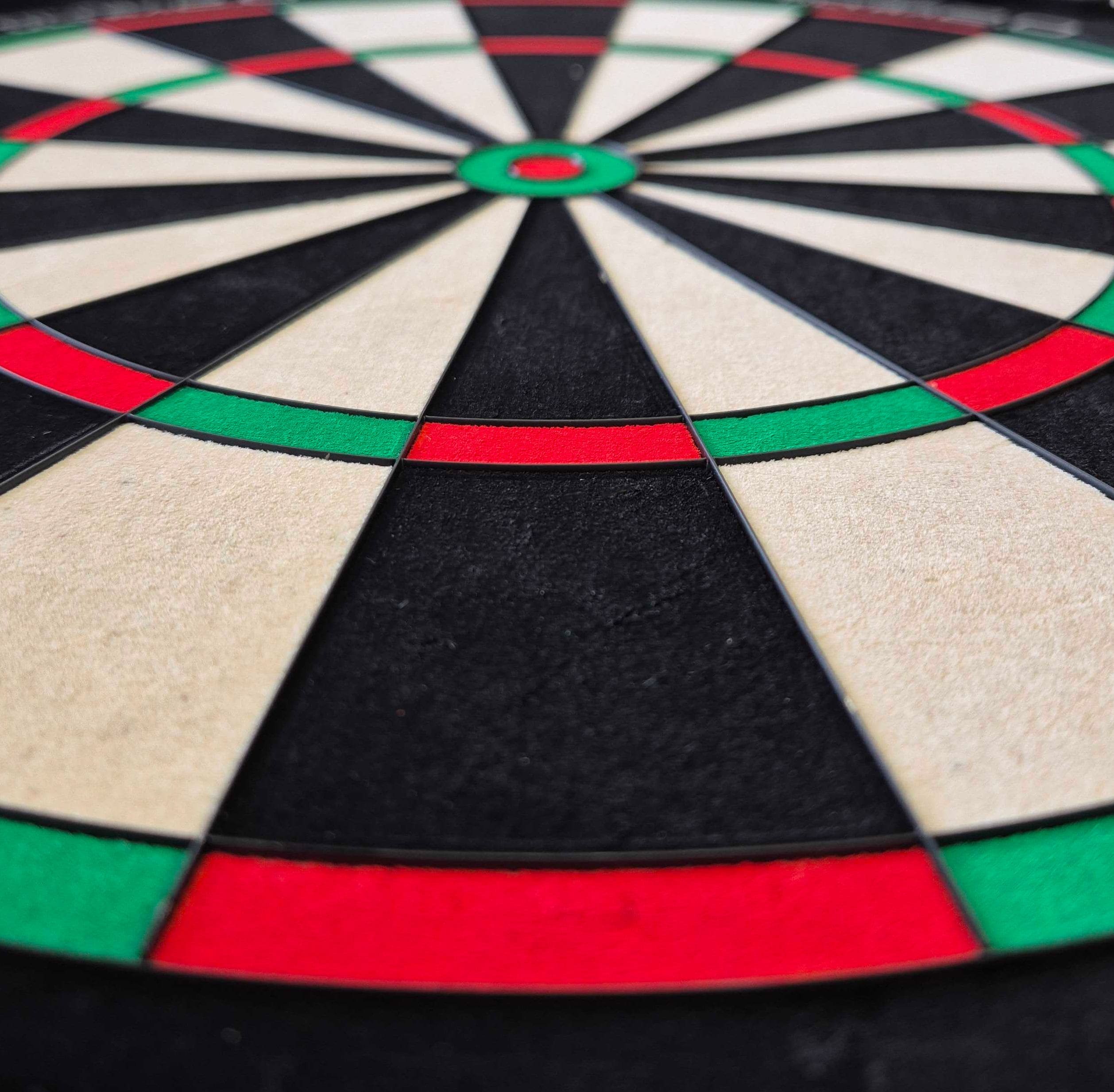 Das Bild zeigt ein Unicorn Eclipse Ultra 2.0 Steeldartboard aus der Nähe. Die farbigen Felder in Rot, Grün, Schwarz und Weiß sind deutlich zu erkennen.
