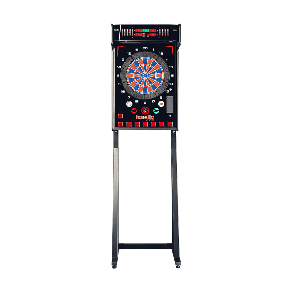 Auf dem Bild ist der Karella E-MASTER Dartautomat ohne Münzeinwurf zu sehen. Das Gerät steht auf zwei Beinen und hat eine elektronische Dartscheibe mit verschiedenen Bedientasten.