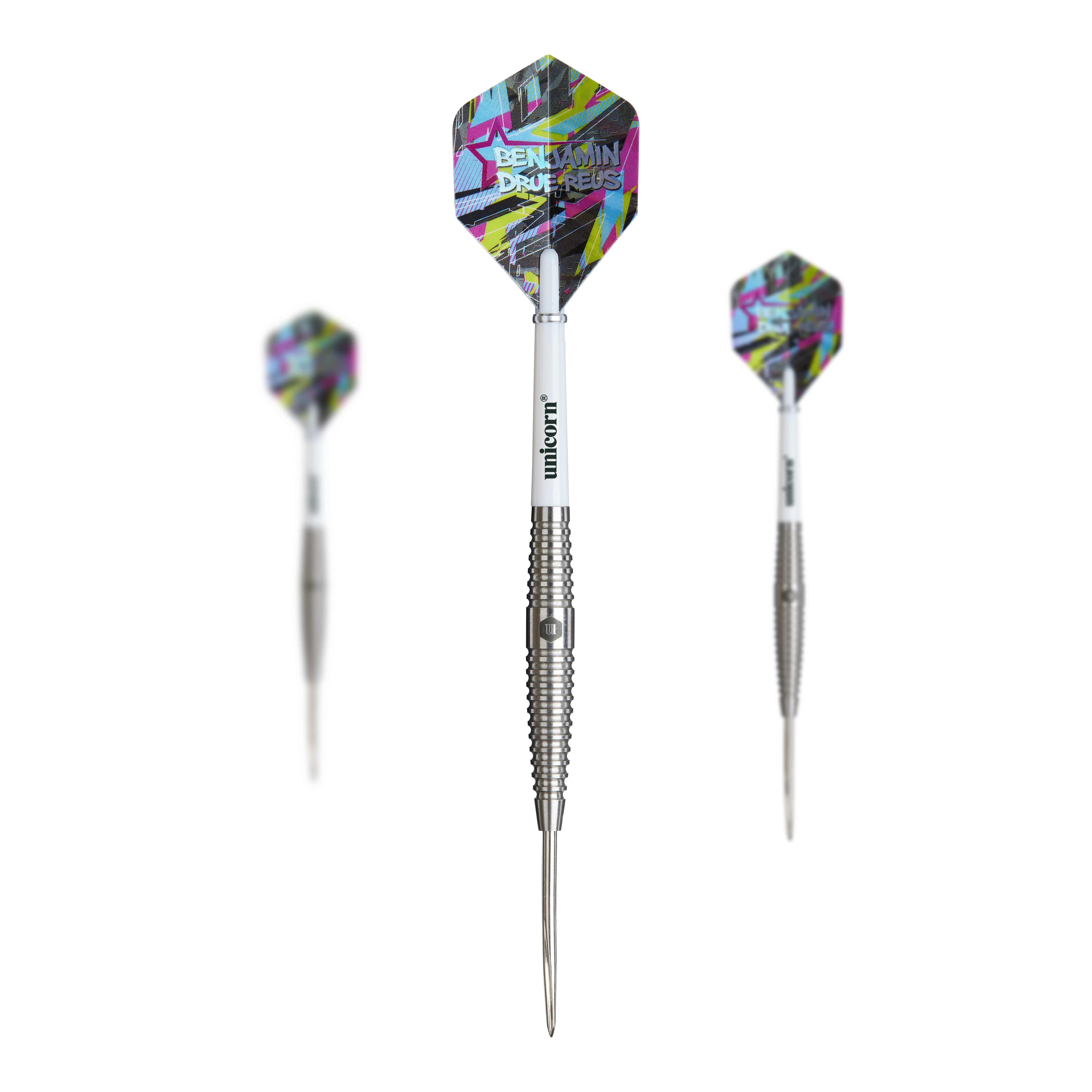 Das Bild zeigt drei Steeldarts des Modells "Unicorn Contender Benjamin Drue Reus" mit einem Gewicht von 24g. Die Flights haben ein buntes, auffälliges Muster.