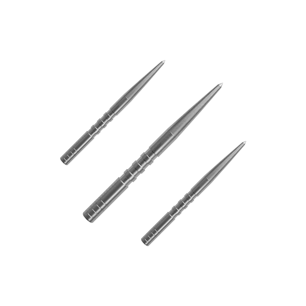 Špička zobáku kondora s vyříznutými špičkami šipek Das Bild zeigt drei silberne Dartspitzen, die nebeneinander angeordnet sind. Sie sind aus Metall und haben eine schlanke, spitz zulaufende Form.