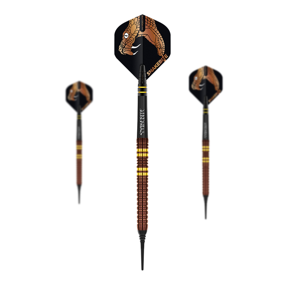 Šipky Red Dragon Peter Wright Copper Fusion Soft - 20g Das Bild zeigt drei Softdarts des Modells „Red Dragon Peter Wright Copper Fusion“ mit 20 Gramm Gewicht. Die Flights sind mit einem Schlangenkopf und dem Schriftzug „Snakebite“ verziert.