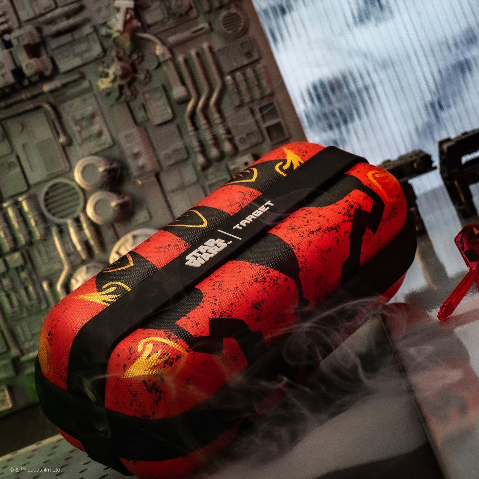 Pouzdro na šipky Target Star Wars Boa - Darth Maul Hier ist das Target Star Wars Boa Dartcase mit Darth Maul Thema abgebildet. Die Tasche eignet sich zum sicheren Aufbewahren von Dart-Zubehör.
