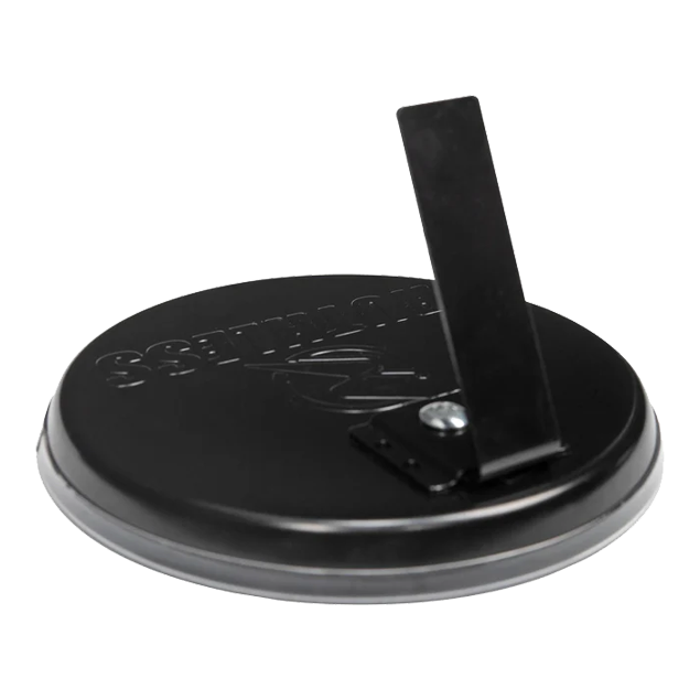 Sada mini terčů na stolní počítače Ruthless Das Bild zeigt die Rückseite eines Produkts namens "Ruthless Mini Desktop Dartboard Set". Es ist eine runde schwarze Basis mit einem klappbaren Ständer.