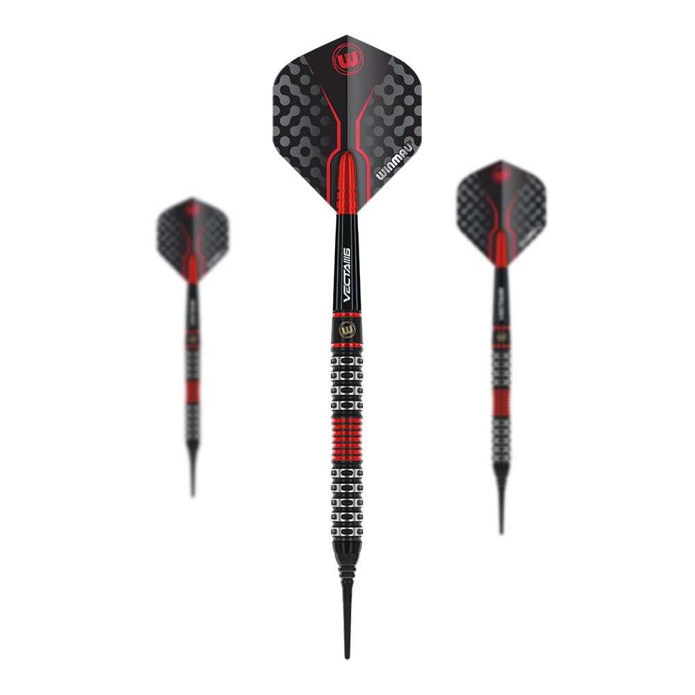 Měkké šipky Winmau Joe Cullen Special Edition Auf dem Bild sind drei Softdarts mit schwarzen und roten Details zu sehen. Die Flights haben ein modernes, geometrisches Muster und das mittlere Dart wird von vorne gezeigt.