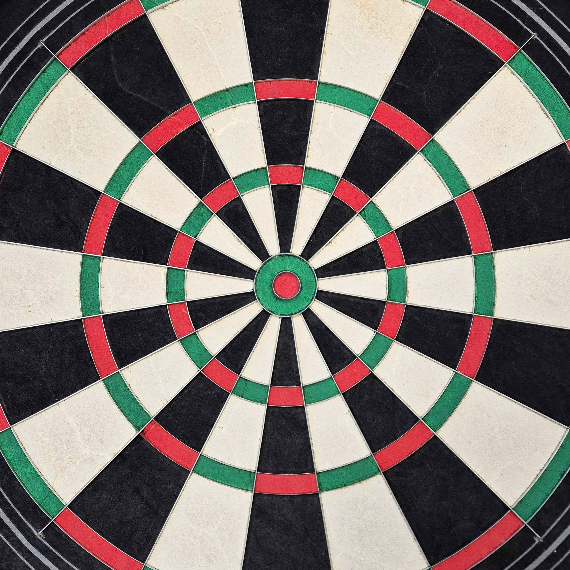 Ocelový terč Harrows Quadro 240 Das Bild zeigt eine Nahaufnahme des Harrows Quadro 240 Steeldartboards. Das Dartboard ist in verschiedene Abschnitte in den Farben Schwarz, Weiß, Rot und Grün unterteilt.