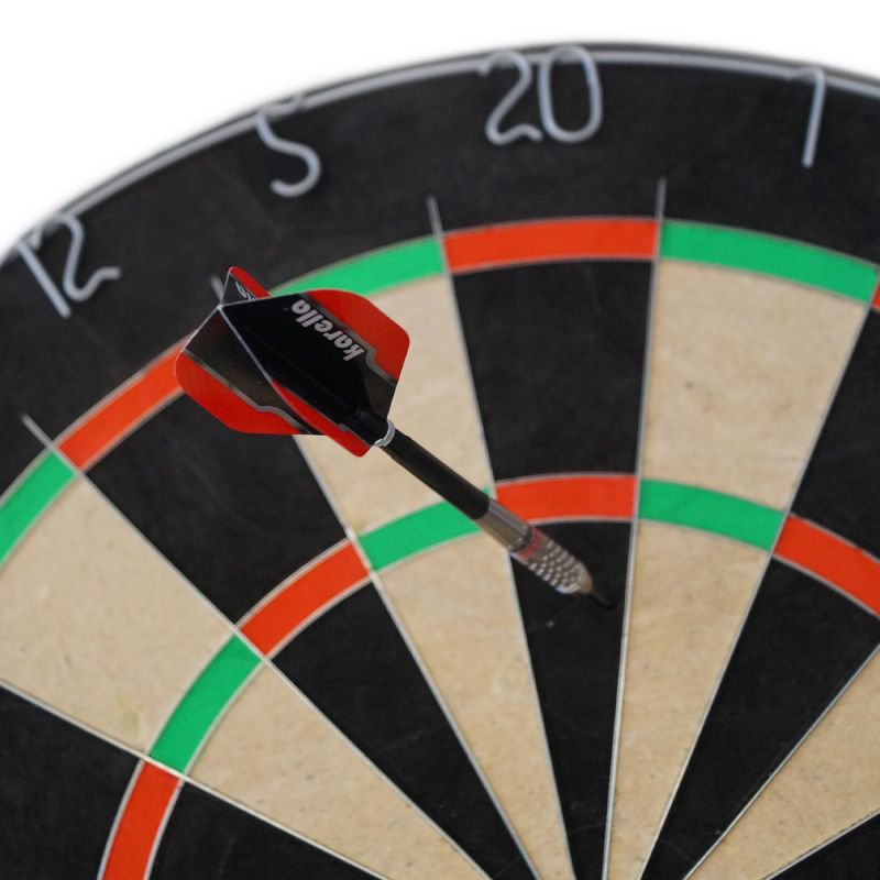 Sada terčů Karella BullOut včetně 2 sad ocelových šipek Zu sehen ist das Karella Dartboard BullOut Set mit zwei Sätzen Steeldarts. Perfekt für Einsteiger und Fortgeschrittene.