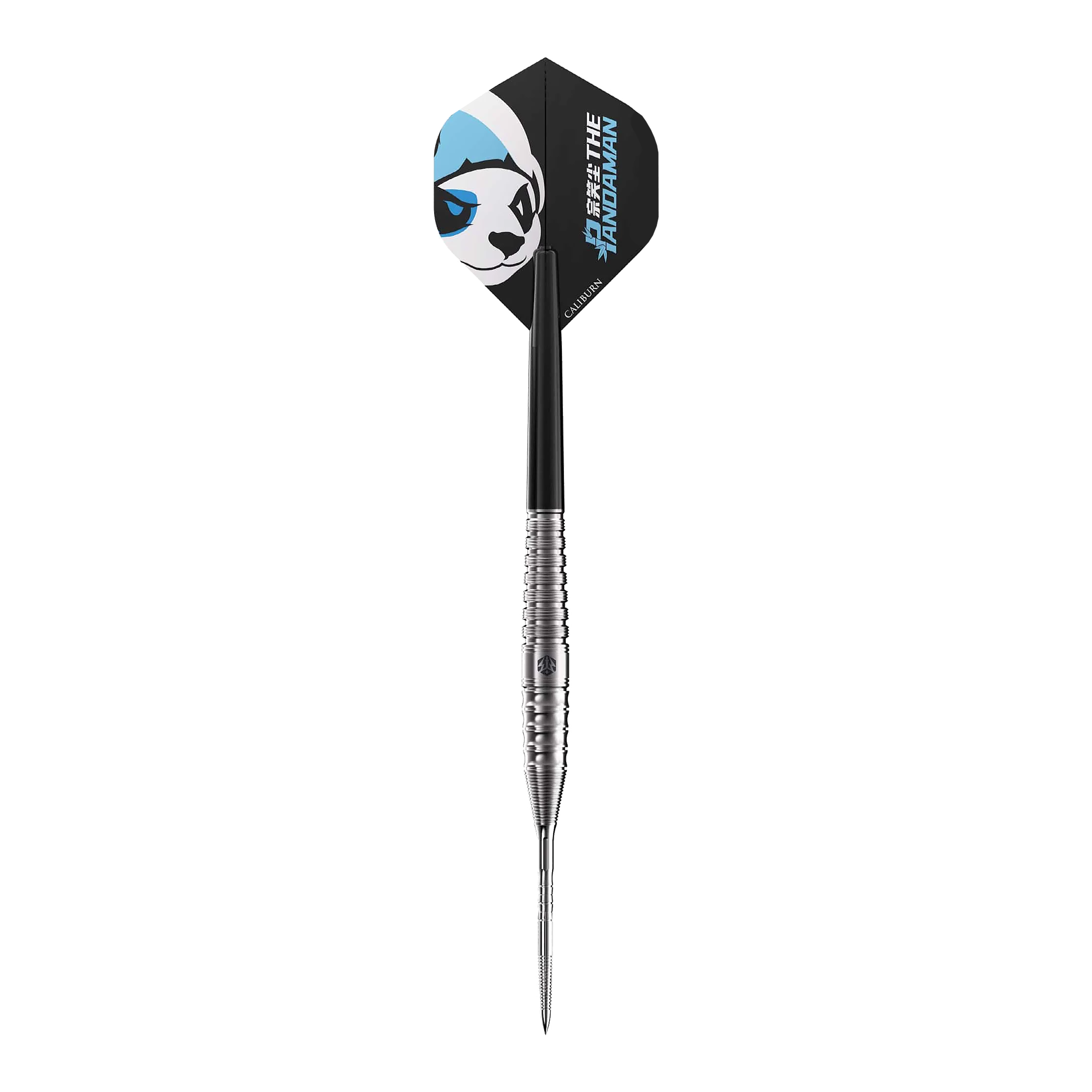 Das Bild zeigt einen Steeldartpfeil des Produkts "Caliburn Player The Pandaman Essential Steeldarts - 23g". Auf dem Flight ist ein Panda-Kopf und der Schriftzug "The Pandaman" abgebildet.