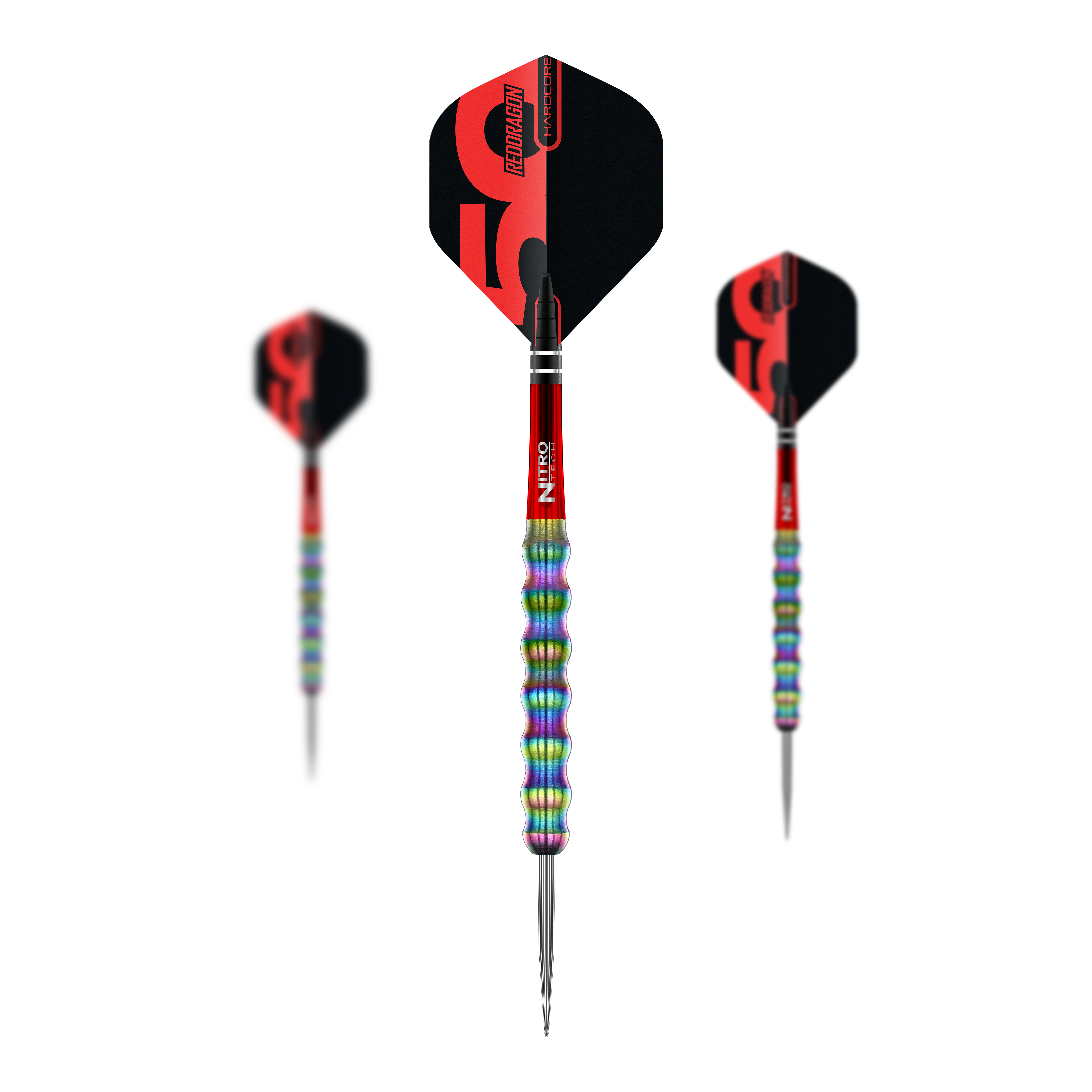 Das Bild zeigt drei Steeldarts aus der "Red Dragon 50 Year Collection Shockwave" mit einem Gewicht von 26g. Die Darts haben schwarze Flights mit rotem Muster und einen silbernen, griffigen Schaft.