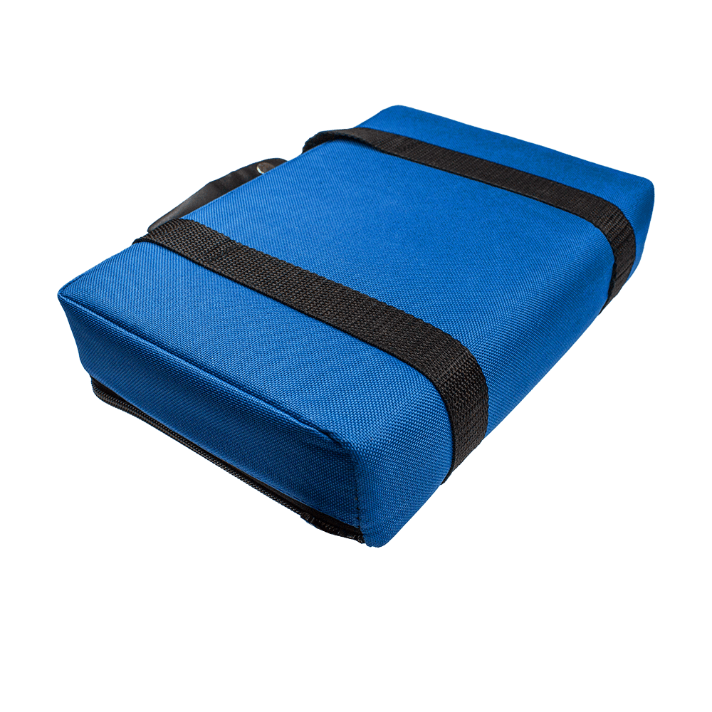 Pak3_Master_Pak_Darttasche_Blau_348YtRM5DI55f4 Die Abbildung zeigt die Master Pak Darttasche. Sie ist rechteckig, blau und hat zwei schwarze Streifen.