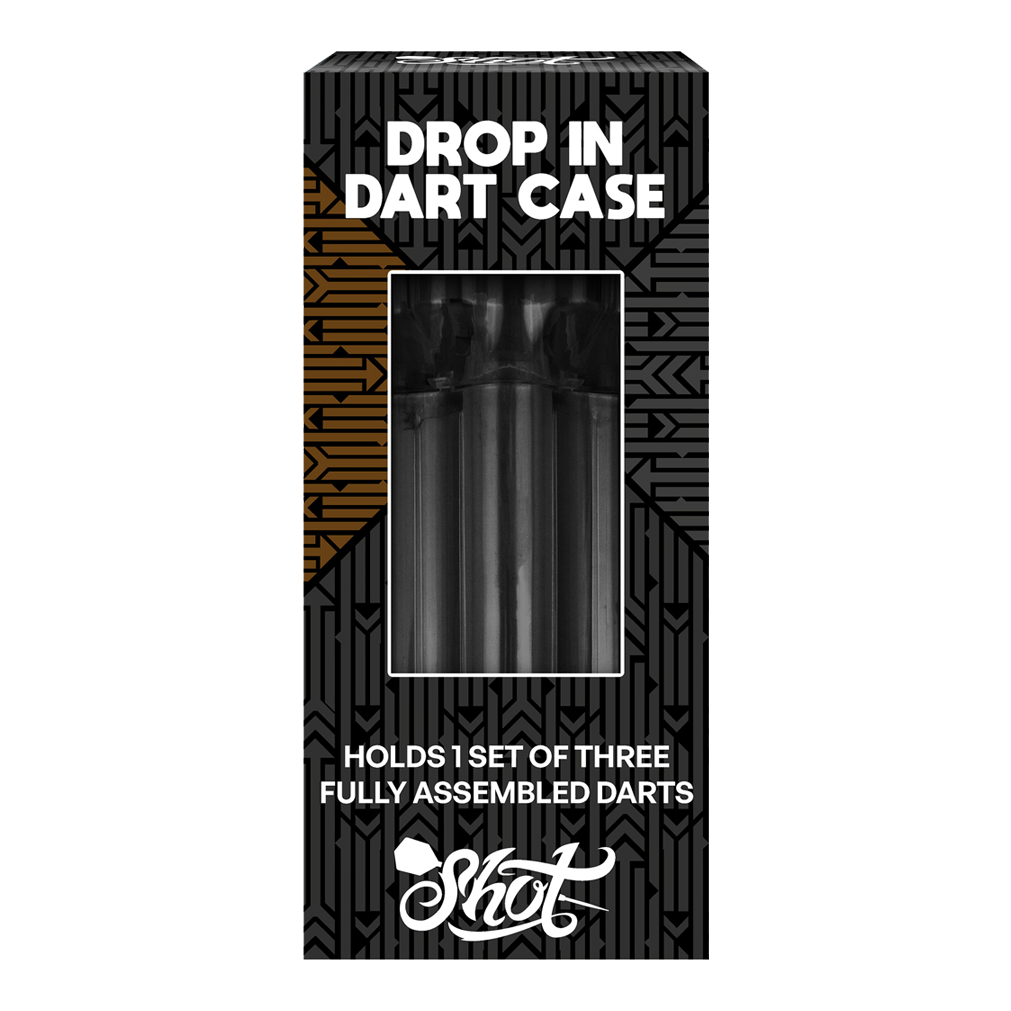 Shot Drop In Dartcase - Schwarz Die Abbildung zeigt das Produkt "Shot Drop In Dartcase - Schwarz". Die Verpackung hält ein Set von drei vollständig zusammengebauten Darts.
