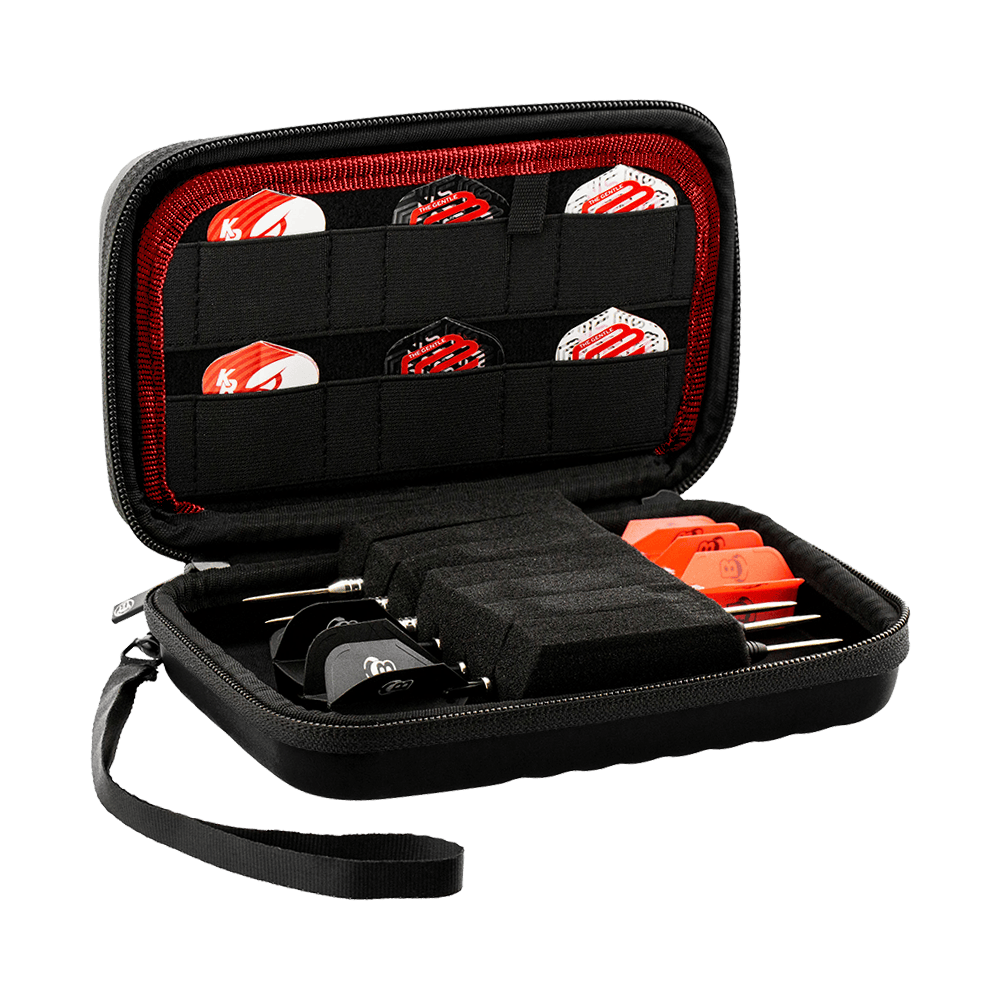 Bull's Orbis XL pouzdro na šipky Das Bild zeigt das Produkt "Bulls Orbis XL Dartcase", ein schwarzes Etui mit Reißverschluss und Trageschlaufe. Im Inneren sind mehrere Darts sowie Ersatzteile ordentlich in Fächern und elastischen Halterungen verstaut.