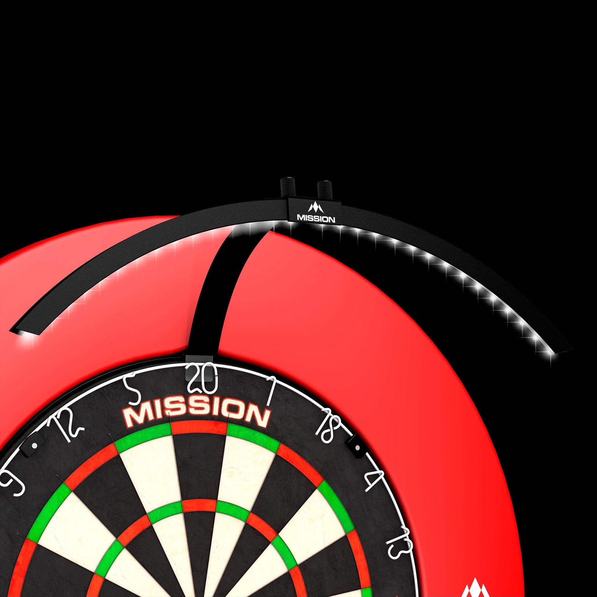 Skládací LED osvětlení terče Mission Torus 100 Das Bild zeigt das Produkt "Mission Torus 100 Faltbare LED Dartboard Beleuchtung" über einem Dartboard. Die LED-Beleuchtung ist halbkreisförmig und sorgt für eine gleichmäßige Ausleuchtung der Dartscheibe.