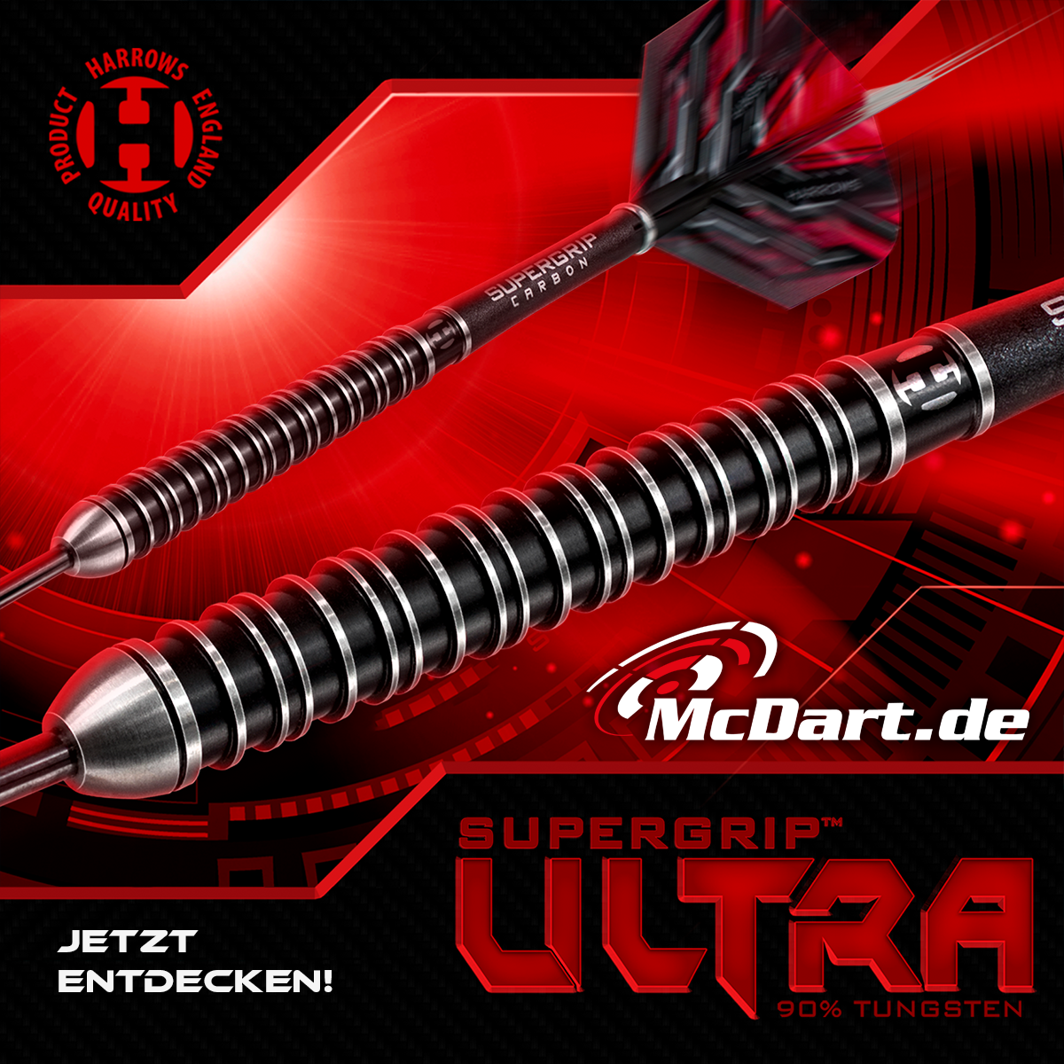 HA25176_Harrows_Supergrip_Ultra_Steeldarts_6_admedia Das Bild zeigt die Harrows Supergrip Ultra Steeldarts, die aus 90% Wolfram bestehen. Im Hintergrund sind auffällige rote Grafiken und das Logo von McDart.de zu sehen.