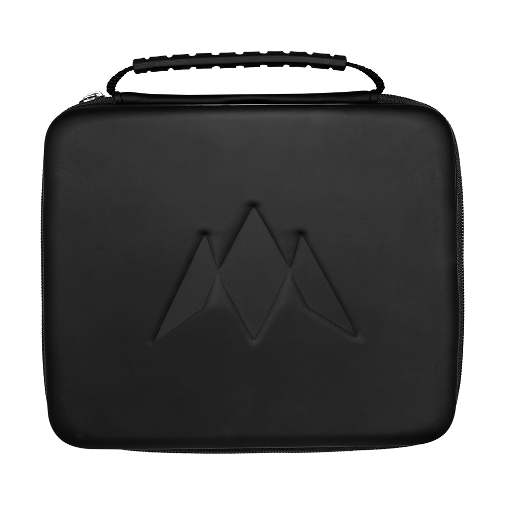 Eine Nahaufnahme eines schwarzen Dart-Wallets ist abgebildet. Das Wallet bietet Platz für Darts und Zubehör.