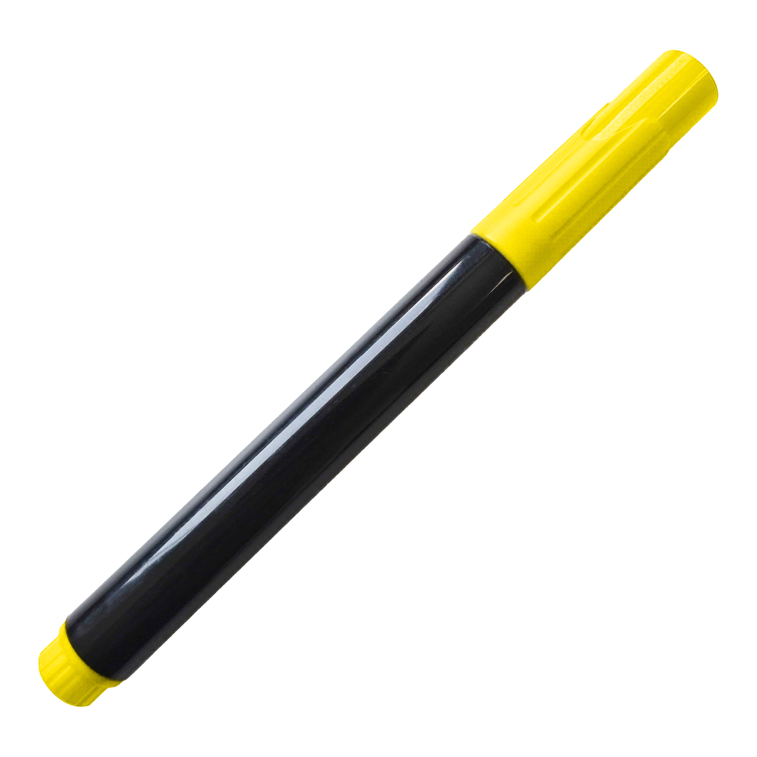 Auf dem Bild ist ein schwarzer Whiteboard-Marker mit gelber Kappe und gelbem Ende zu sehen. Der Marker liegt schräg auf einem schwarzen Hintergrund.