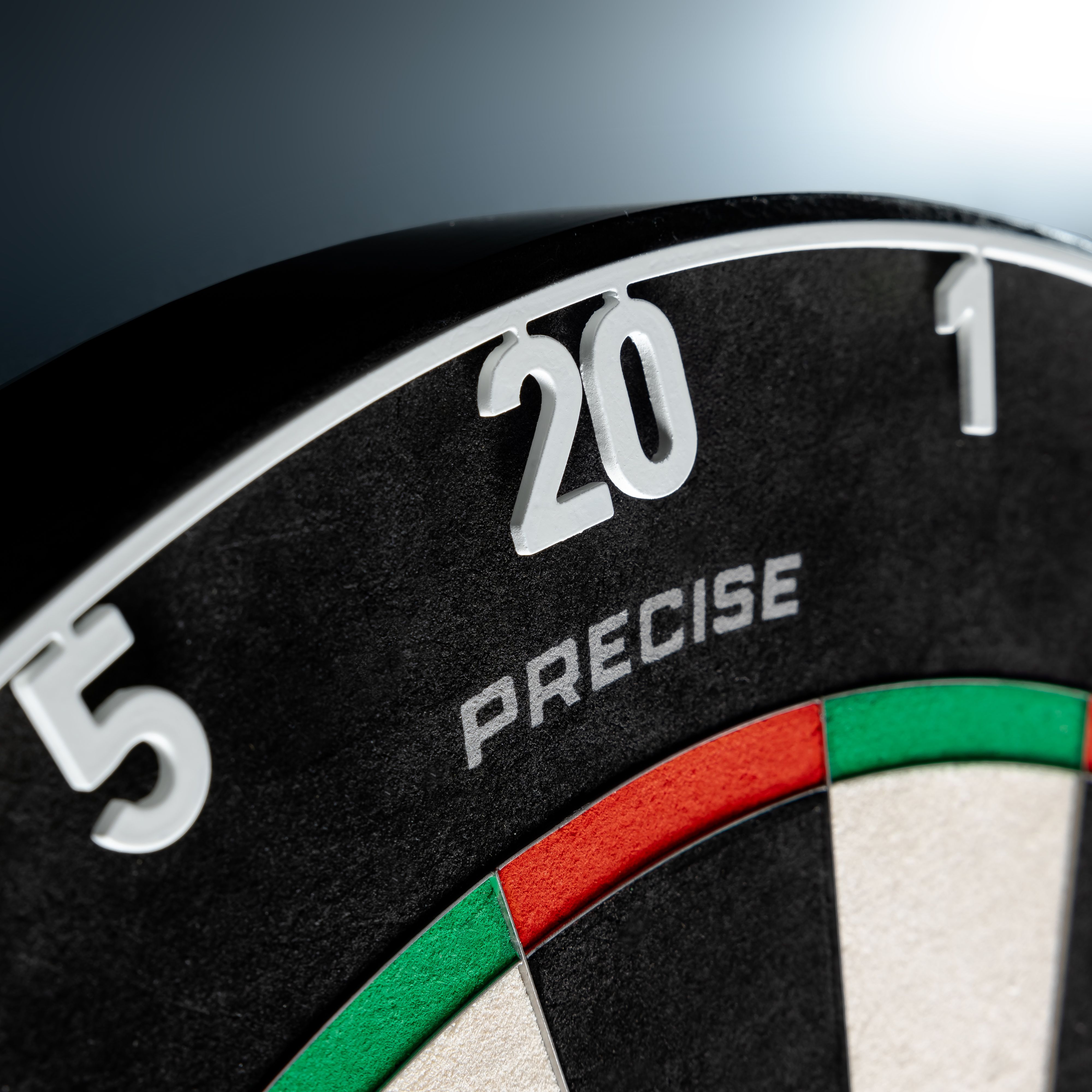 Zu sehen ist das Precise 180 Endorphine Steeldartboard mit Nummernring in der Farbe Weiß. Die Dartscheibe ist besonders robust und für Präzisionsspiele konzipiert.