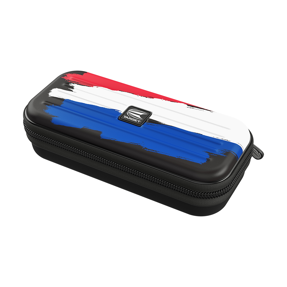 330002_Target_Takoma_Flag_Holland_Dartwallet_14X8nHkOygrfVM Das Bild zeigt ein Dartetui mit den Farben der niederländischen Flagge in Rot, Weiß und Blau. Auf dem Etui ist ein "Target"-Logo zu sehen und es hat einen schwarzen Reißverschluss.