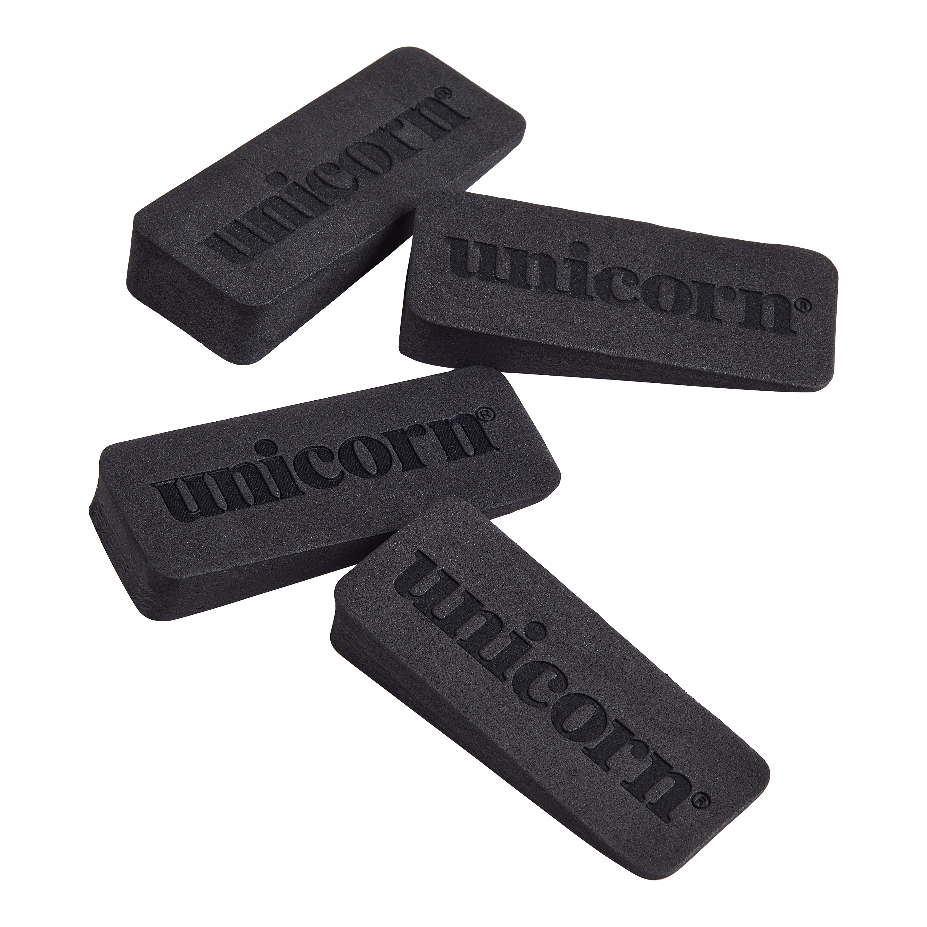 Klínky na terč s jednorožcem Auf dem Bild sind vier schwarze Keile mit dem Aufdruck "unicorn" zu sehen. Es handelt sich um Dartboard-Wedges, die zum Ausgleichen und Befestigen einer Dartscheibe verwendet werden.