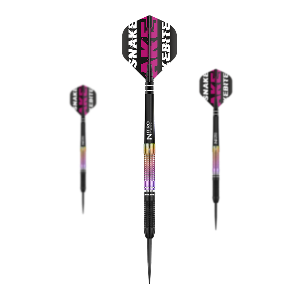 Šipky Red Dragon Peter Wright Snakebite World Champion 2020 Steel Darts Das Bild zeigt drei Steeldarts des Modells "Red Dragon Peter Wright Snakebite World Champion 2020 Edition". Die Darts haben schwarze und lila Akzente sowie Flights mit dem Schriftzug "Snakebite".