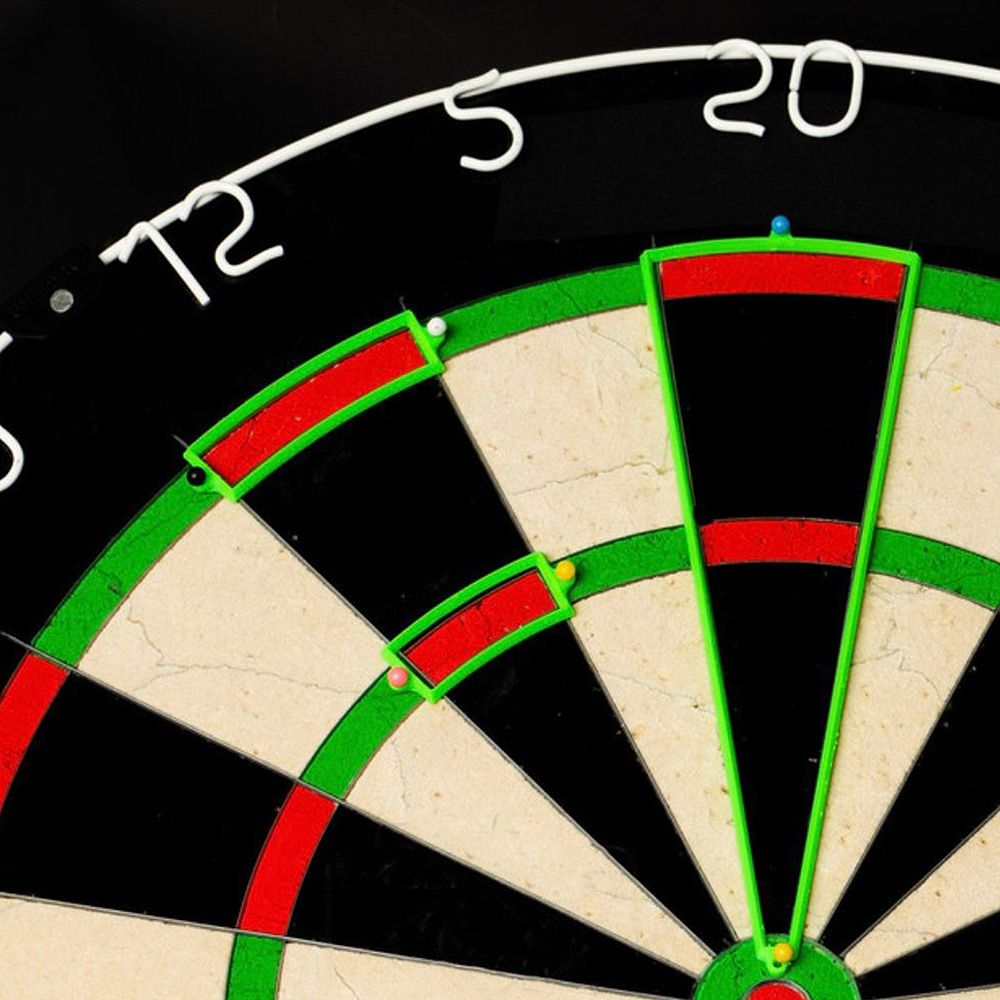 Das Bild zeigt einen Teil einer Dartscheibe mit markierten Übungssegmenten. Die grünen und roten Bereiche heben bestimmte Zielzonen zum Darttraining hervor.