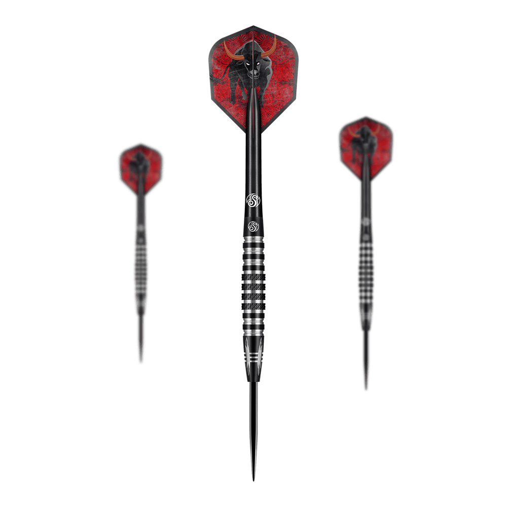 Ocelové šipky Shot Americana The Wrangler Das Bild zeigt drei Steeldarts des Produkts „Shot Americana The Wrangler“. Die Flights der Darts sind rot und mit einem schwarzen Stiermotiv verziert.