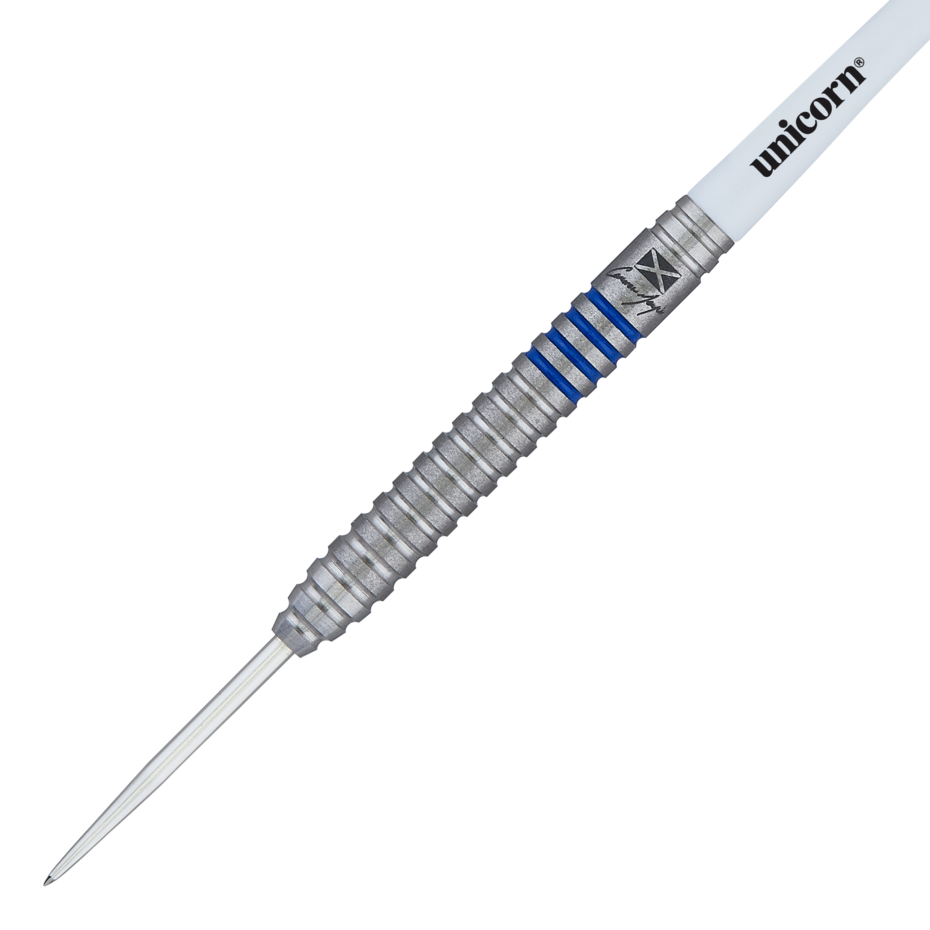 Ocelové šipky Unicorn Contender Cameron Menzies - 23g Das Bild zeigt einen Unicorn Contender Camerion Menzies Steeldart mit einem Gewicht von 23g. Der Dart hat blaue Ringe und einen silbernen, geriffelten Griff.