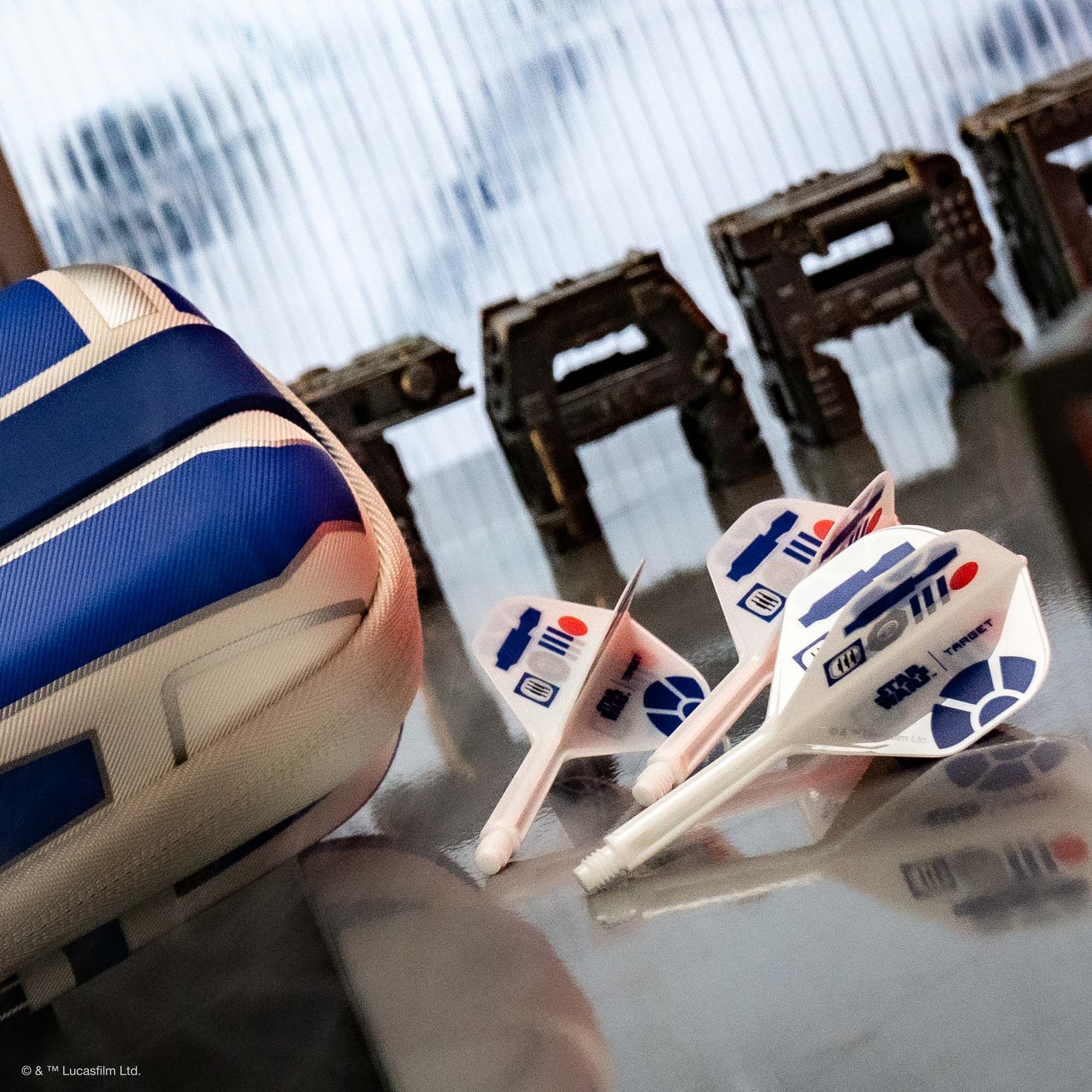 Abgebildet sind die Target Star Wars K-Flex R2D2 No6 Flights. Diese Flights sind im Stil von R2D2 aus Star Wars gestaltet.