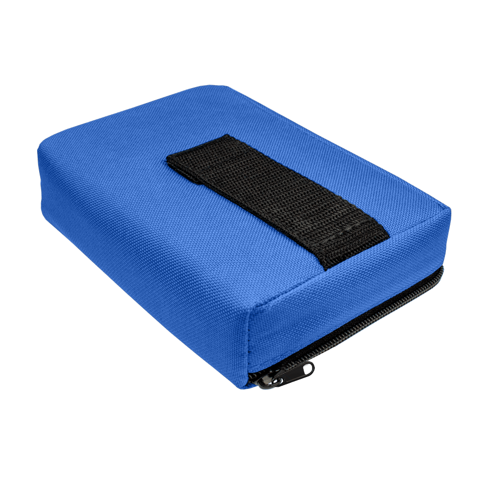 707TP_The_Pak_Dartcase_Blau_3d05hRbRmqLM7B Das Bild zeigt ein rechteckiges, blaues Etui mit einem schwarzen Band auf der Oberseite. Es handelt sich um das Produkt "The Pak Dartcase", das einen Reißverschluss an der Seite hat.
