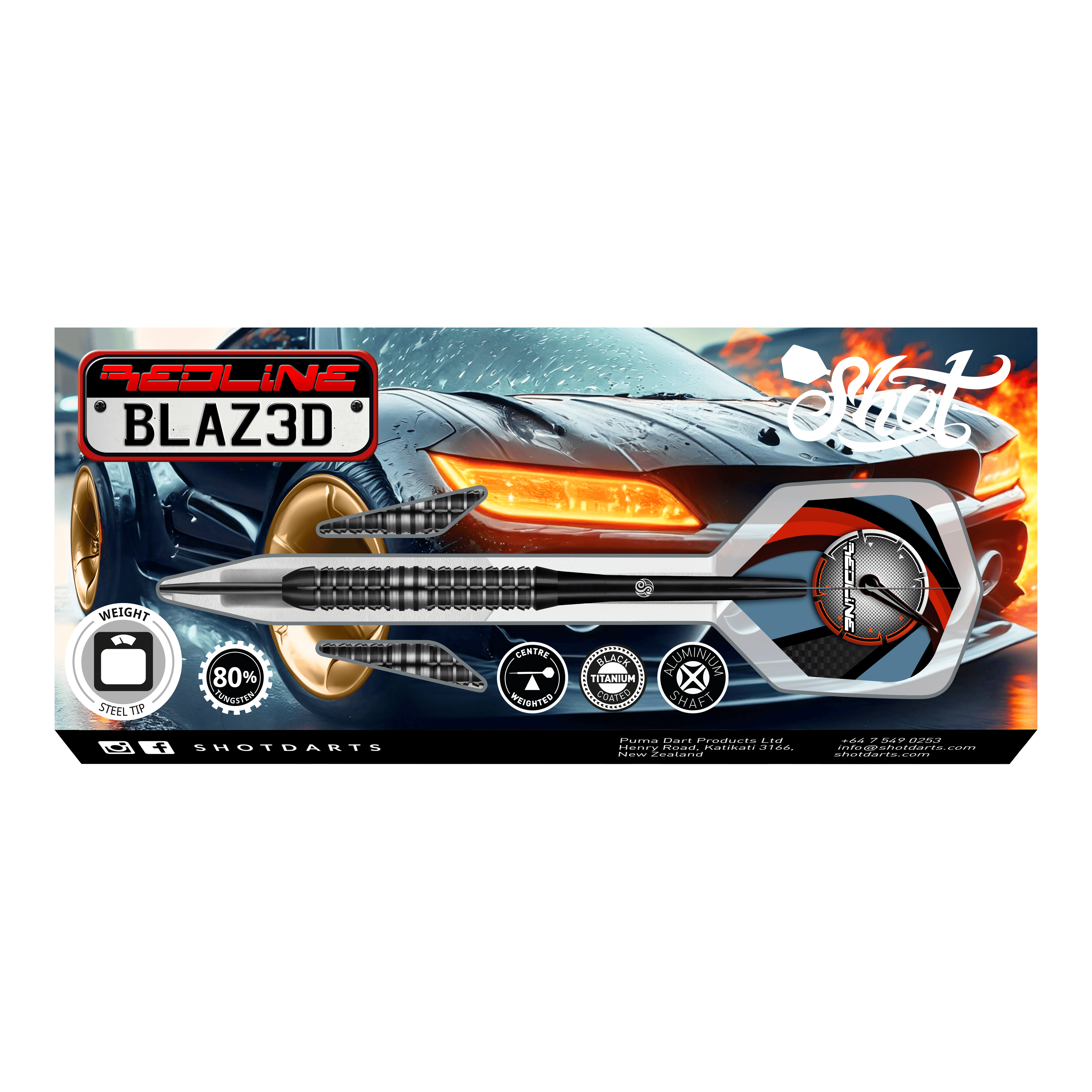 Šipky Shot Redline Blazed Steel Das Bild zeigt die Verpackung der "Shot Redline Blazed Steeldarts" vor einem sportlichen Auto mit leuchtenden Scheinwerfern. Auf der Verpackung sind die Darts sowie verschiedene Produktsymbole und Informationen sichtbar.