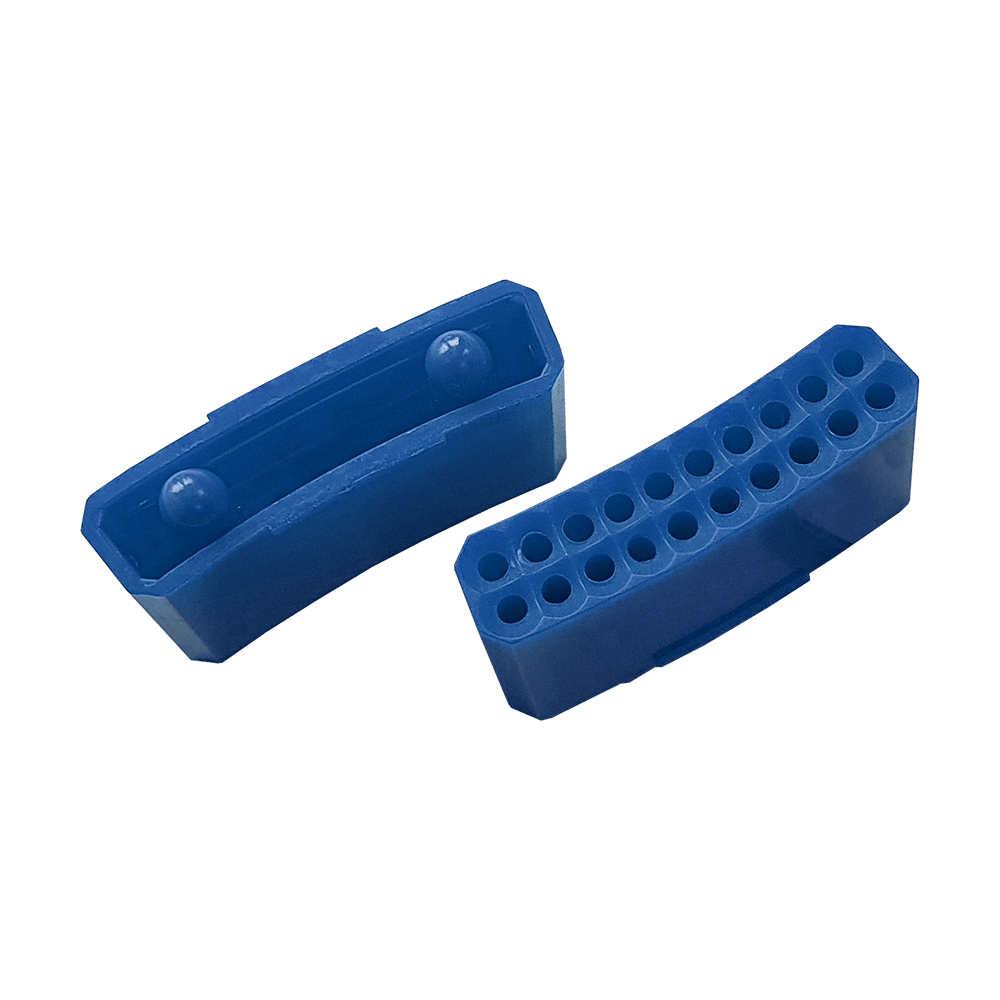 GRN0156_Granboard_132_Ersatzfelder_Triple_Blau_1 Das Bild zeigt zwei blaue Ersatzfelder für das Produkt "Granboard 132". Eines der Felder hat kleine Löcher, das andere eine glatte Oberfläche mit zwei runden Erhebungen.