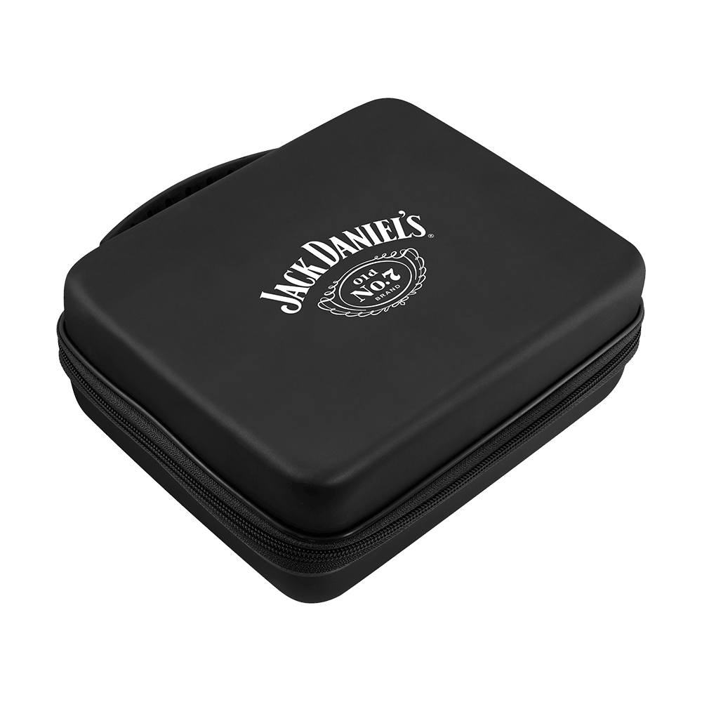 JD7023_Mission_Jack_Daniels_Luxor_Dartcase_2 Das Bild zeigt ein schwarzes Dartcase mit dem Jack Daniel's Logo darauf. Das Etui ist rechteckig und hat einen Reißverschluss.