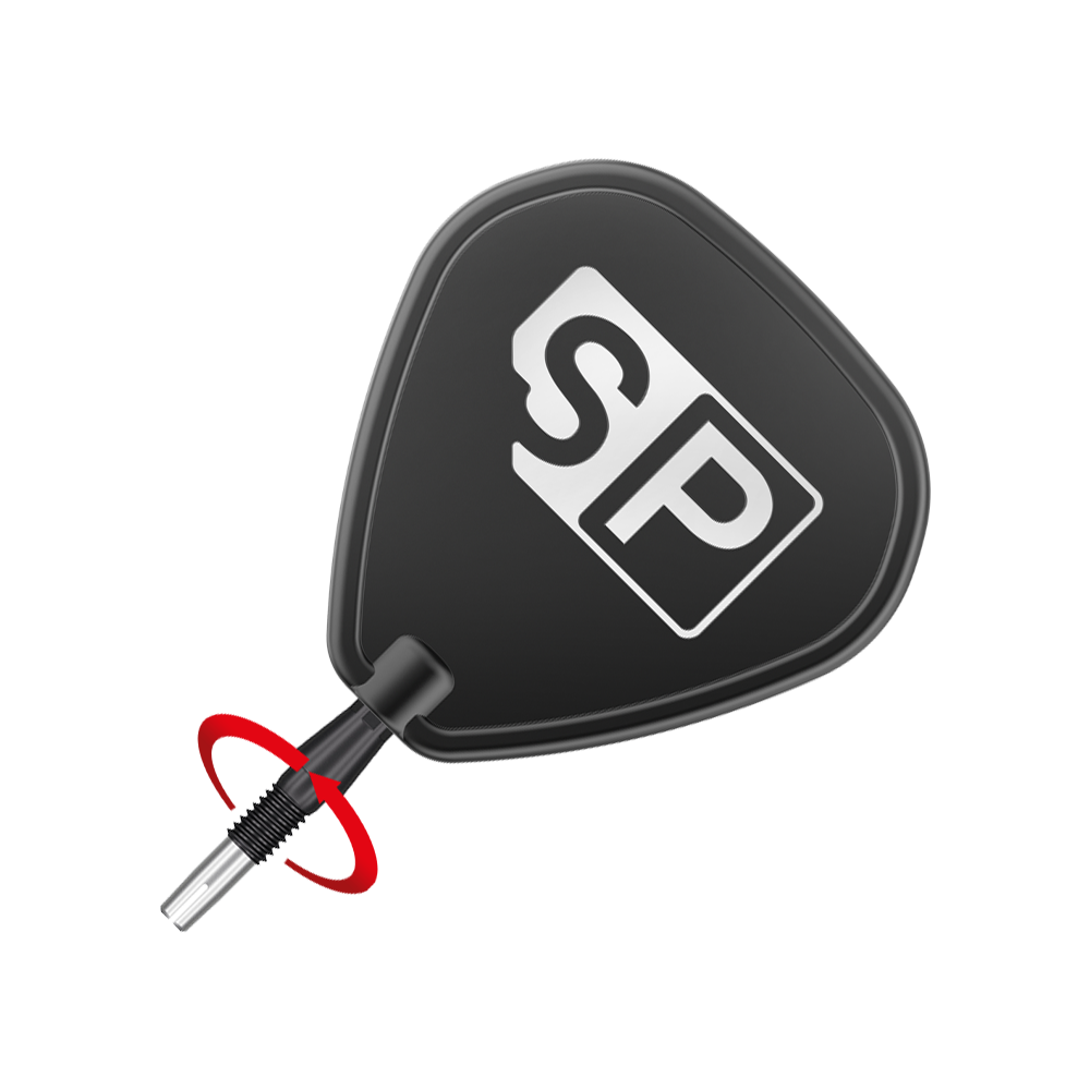 Špičky na šipky Target Swiss Storm Diamond Point - černé Auf dem Bild ist eine schwarze Dartflügel mit den weißen Buchstaben "SP" zu sehen. Der Dartflügel ist am Schaft eines Dartpfeils befestigt.