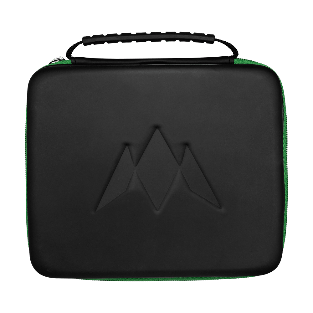 Peněženka Mission Luxor Dart Das Bild zeigt ein rechteckiges, schwarzes Etui mit einem geprägten Logo auf der Vorderseite. Es hat einen schwarzen Griff und einen grünen Reißverschluss an der Seite.