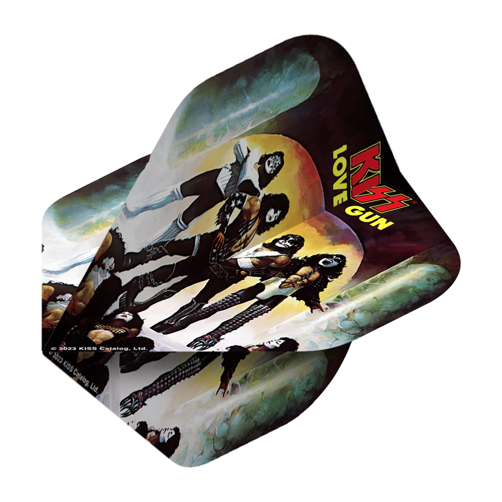 Mission Kiss Love Gun No2 Standardní lety Das Bild zeigt einen Dartflight mit einem Motiv der Band KISS und der Aufschrift "Love Gun". Das Design ist farbenfroh und zeigt die Mitglieder der Band in fantasievollen Kostümen.