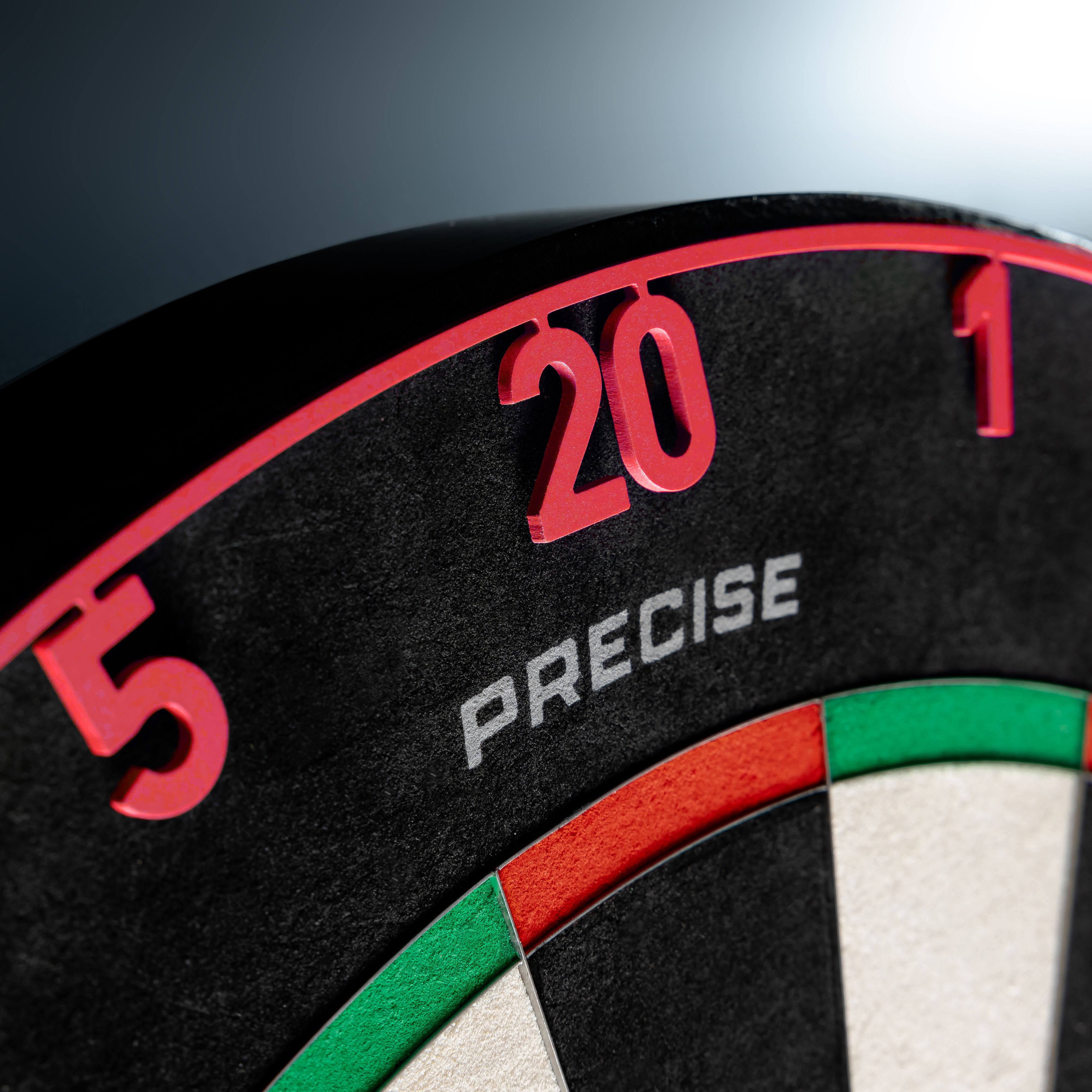 Přesný ocelový terč 180 Endorphine s číselným kroužkem - Inferno červená Abgebildet ist das Precise 180 Endorphine Steeldartboard mit Nummernring in Inferno Red. Es handelt sich um ein hochwertiges Dartboard für präzises Spiel.