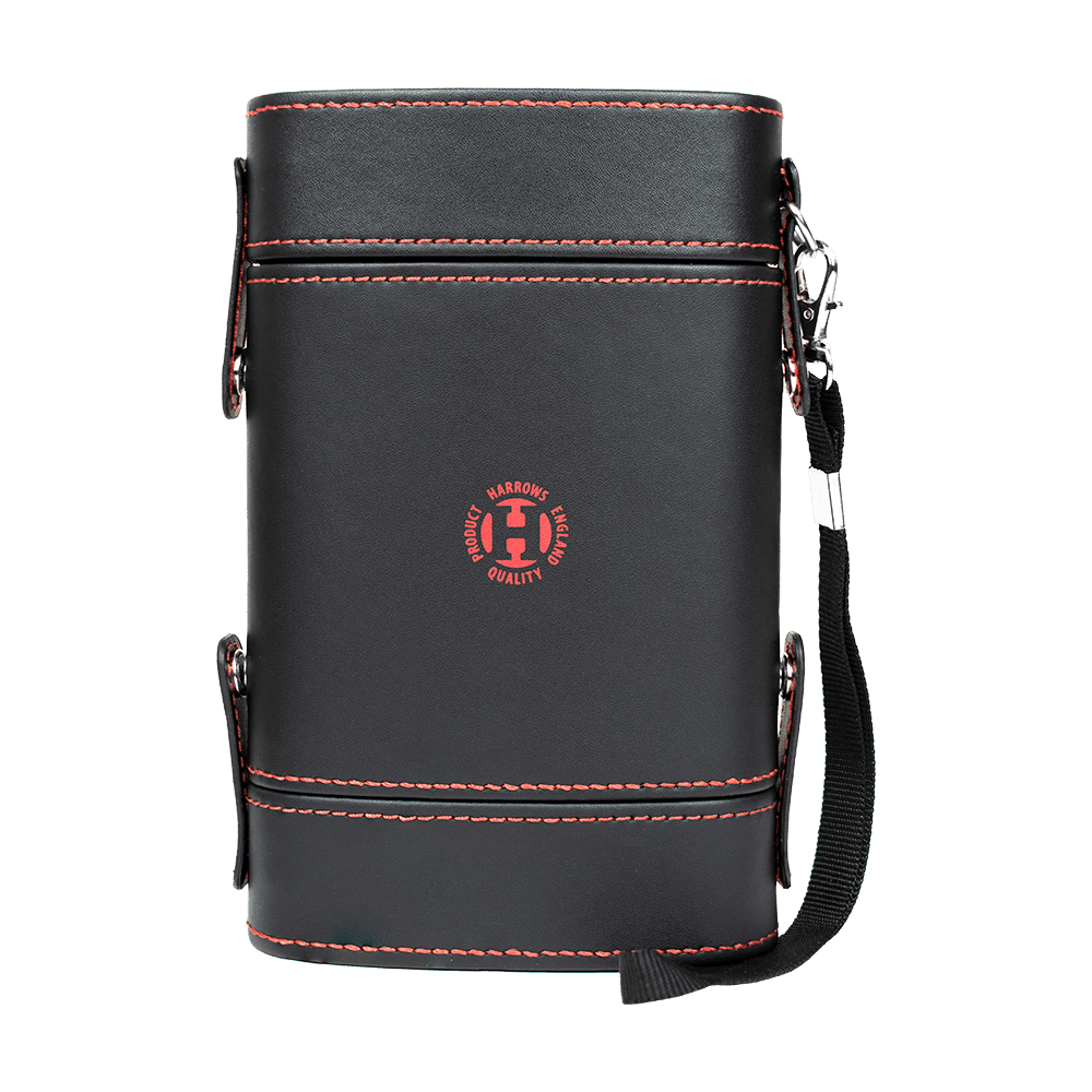 HRT-16402_Harrows_Prima_Dartcase_Red_2 Das Bild zeigt ein Harrows Prima Dartcase in schwarzer Farbe mit roter Naht. In der Mitte befindet sich ein rundes Harrows-Logo, und an der Seite ist ein schwarzer Trageriemen befestigt.