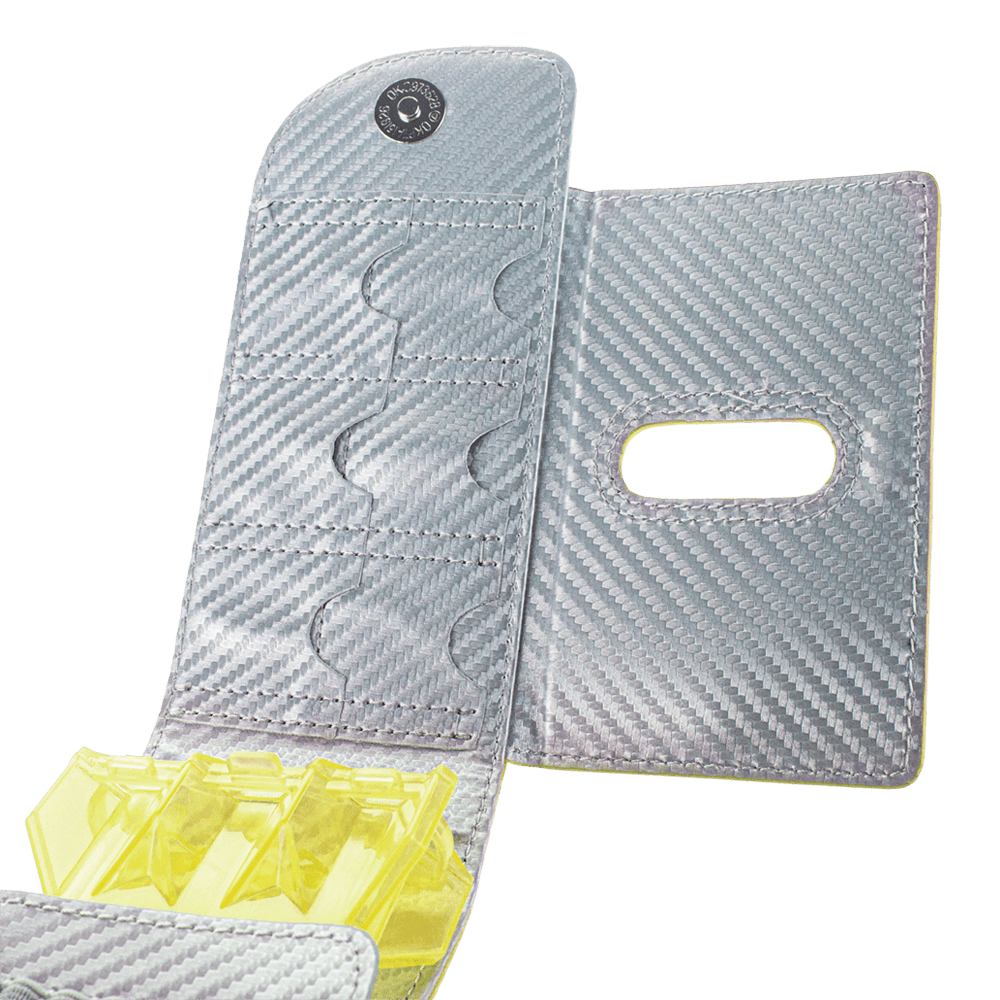 66348_Bulls_SECC_Dartcase_Yellow_2 Das Bild zeigt das geöffnete Bulls SECC Dartcase aus silbernem, strukturiertem Material. Im Inneren sind Fächer für Dartzubehör und gelbe transparente Halterungen zu sehen.