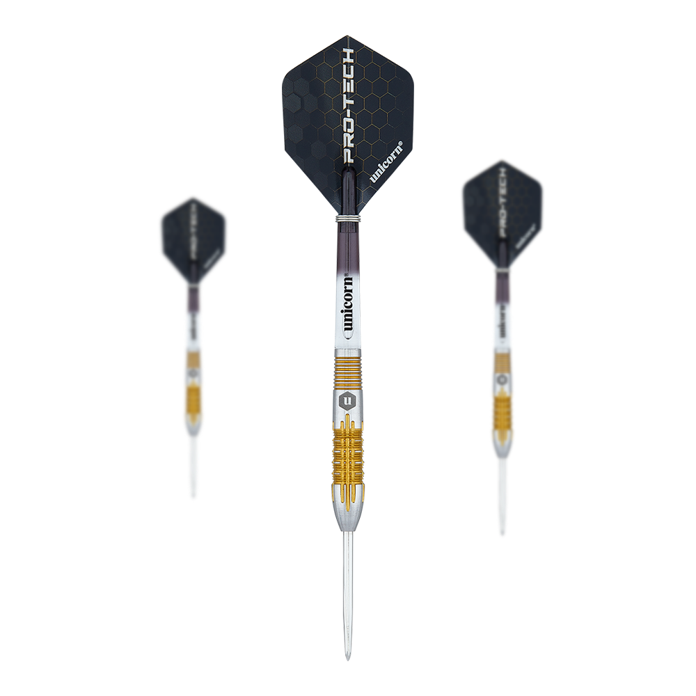 Ocelové šipky Unicorn Pro-Tech Style 1 Das Bild zeigt drei Steeldarts mit schwarzer Flights und silber-goldenem Schaft. Auf den Flights steht "PRO-TECH" und "unicorn" geschrieben.
