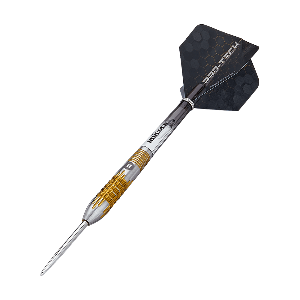 27706_Unicorn_Pro-Tech_Style1_Steeldarts_4 Der Bild zeigt einen modernen Steeldartpfeil mit silbernem und goldfarbenem Griff. Das Flight am Ende ist schwarz mit einem Wabenmuster und der Aufschrift "PRO-TECH".