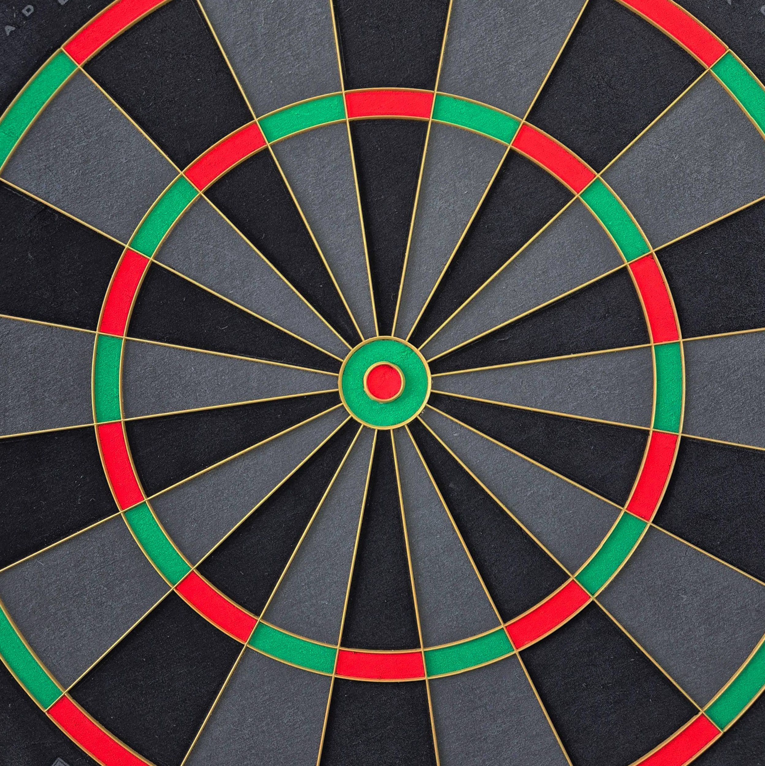 Ocelový terč Bulls NL Advantage Black Edition Auf dieser Abbildung ist das BullsNL Advantage Black Edition Steeldartboard zu sehen. Es wird aus einer anderen Perspektive gezeigt.
