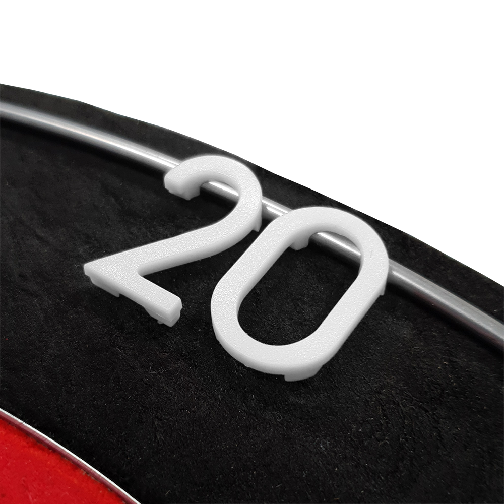 Das Bild zeigt eine weiße Ersatznummer „20“ auf einem Dartboard. Die Zahl ist aus Kunststoff und an einem Metallring befestigt.