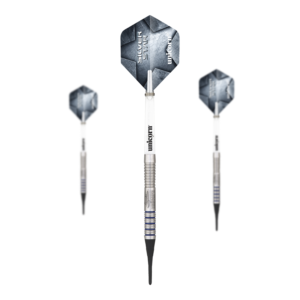 Měkké šipky Unicorn Silver Star Var.2 Gary Anderson Das Bild zeigt drei Softdarts des Modells "Unicorn Silver Star Var.2 Gary Anderson". Die Darts haben silberne Spitzen, einen geriffelten Schaft und blaue Akzente auf dem Barrel.