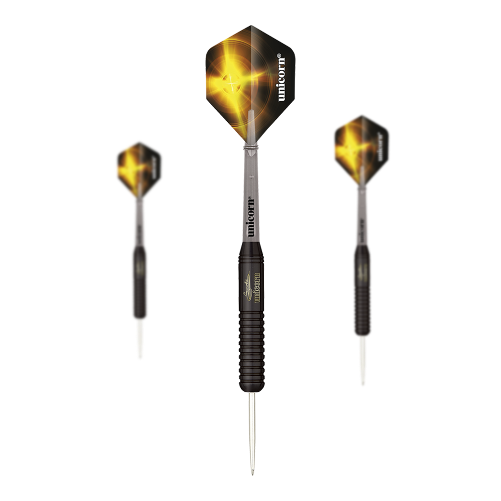 Unicorn, černé mosazné šipky Gary Anderson V2 s ocelovou špičkou Das Bild zeigt drei schwarze Steeldarts der Marke Unicorn Black Brass Gary Anderson V2. Die Flights sind schwarz mit einem gelben Lichteffekt und dem weißen Schriftzug "unicorn".