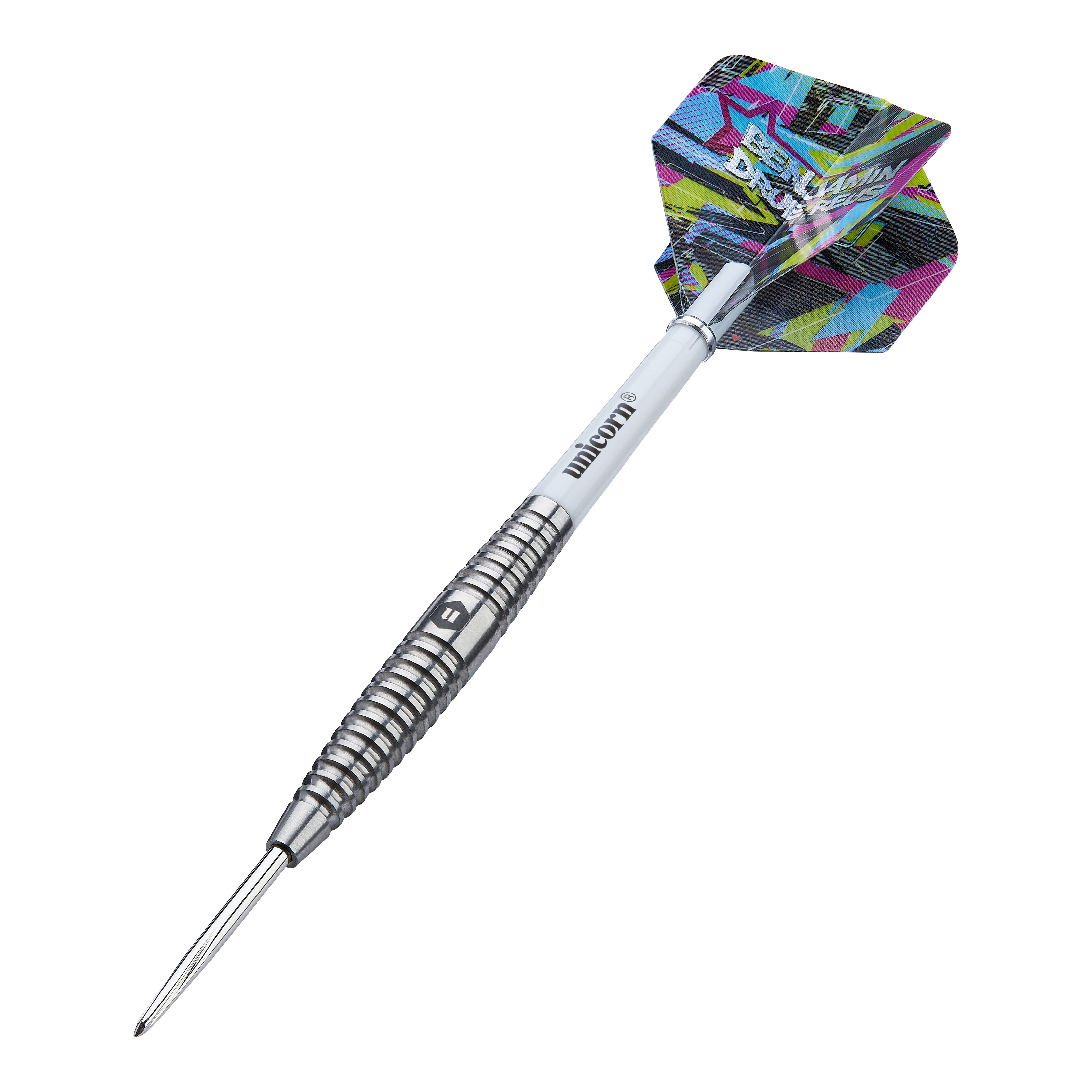 Dies ist ein Steeldart der Marke Unicorn Contender Benjamin Drue Reus mit einem Gewicht von 24g. Der Dart hat eine silberne Spitze, einen weißen Schaft und bunte Flights.