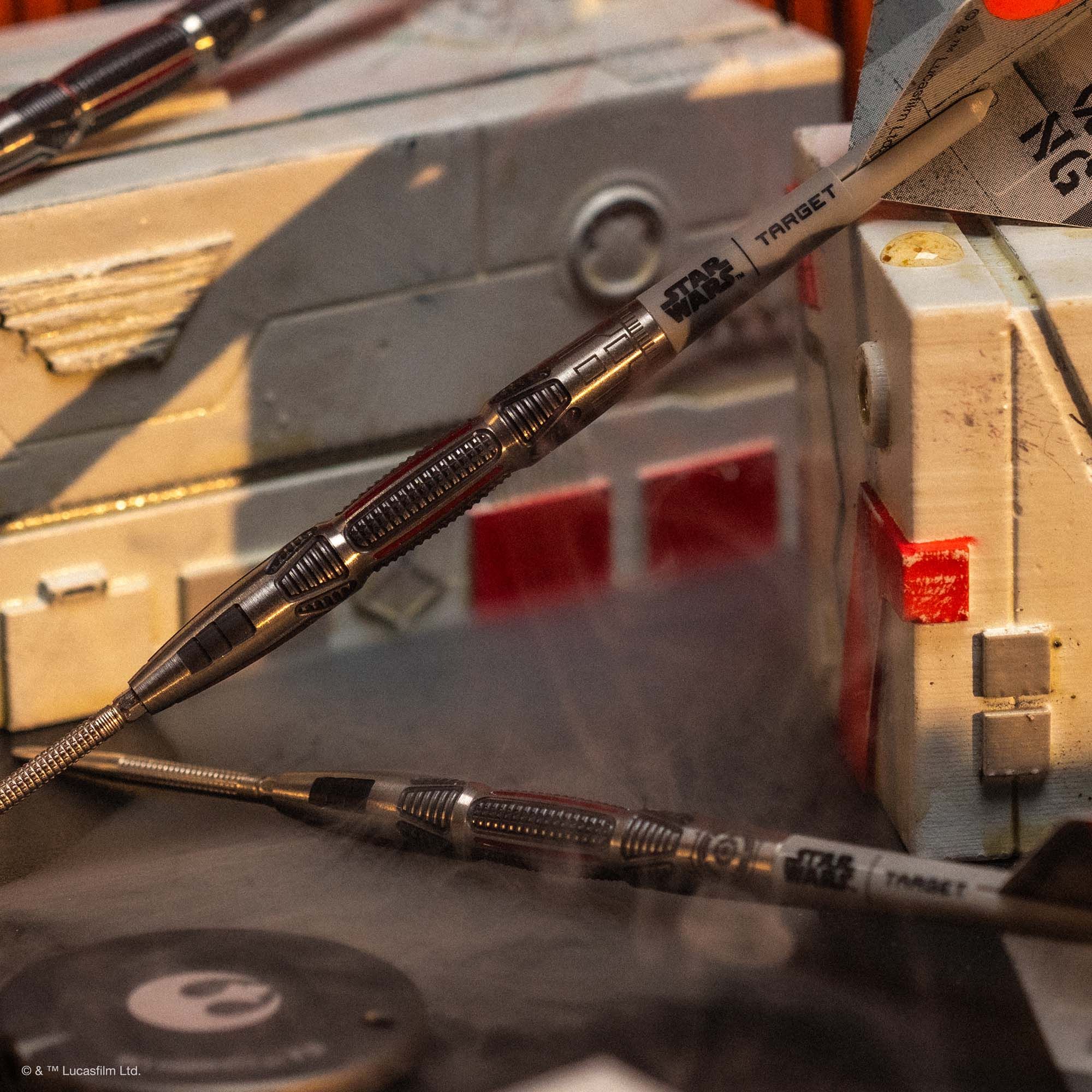 Ocelové šipky Target Star Wars X-Wing Swiss Point Das Bild zeigt die Target Star Wars X-Wing Swiss Point Steeldarts. Dieses Produkt hat ein spezielles Star Wars X-Wing Motiv.