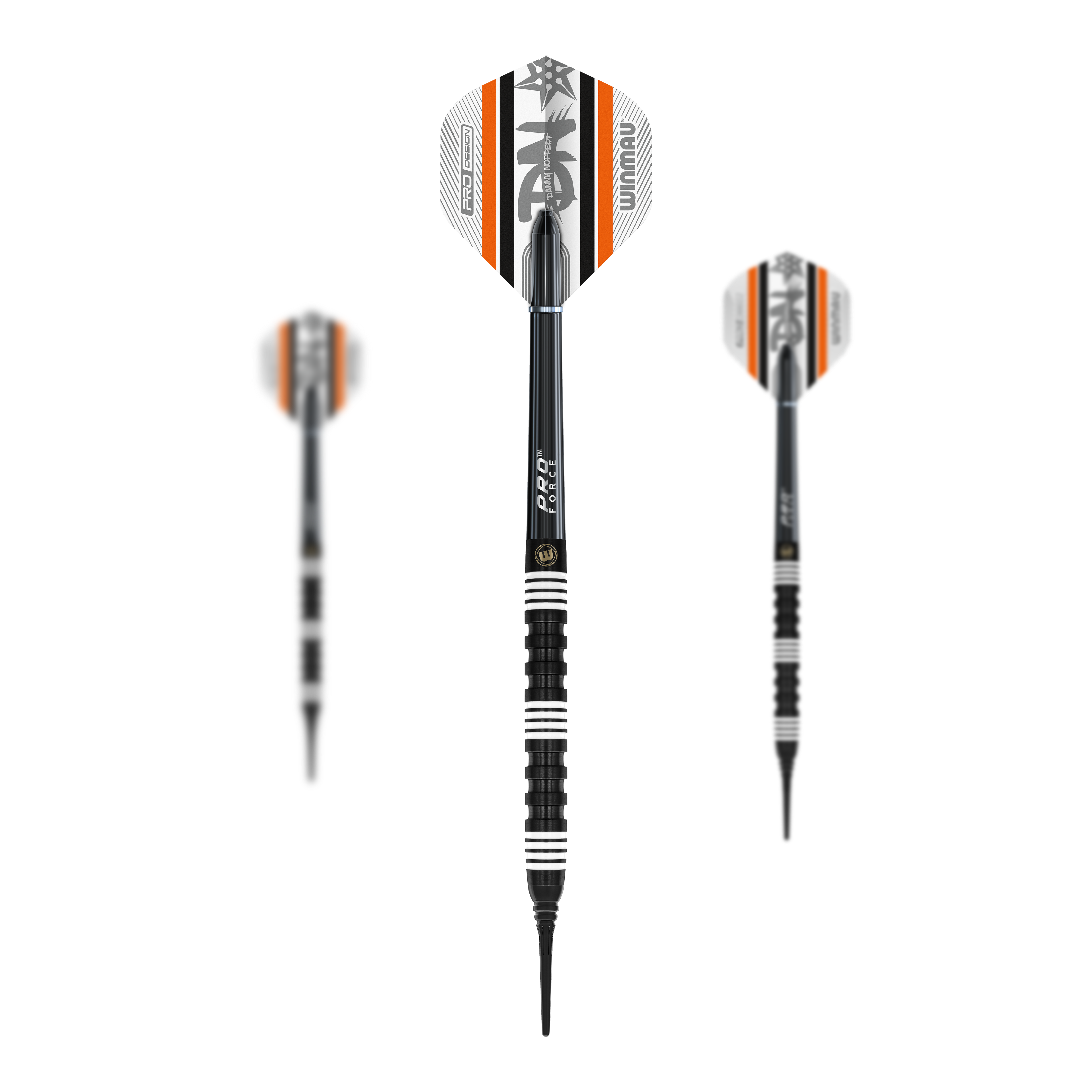 Winmau Danny Noppert 85 Pro-Series měkké šipky - 20g Das Bild zeigt drei Winmau Danny Noppert 85 Pro-Series Softdarts mit einem Gewicht von 20g. Die Darts sind schwarz mit weißen und orangefarbenen Akzenten.