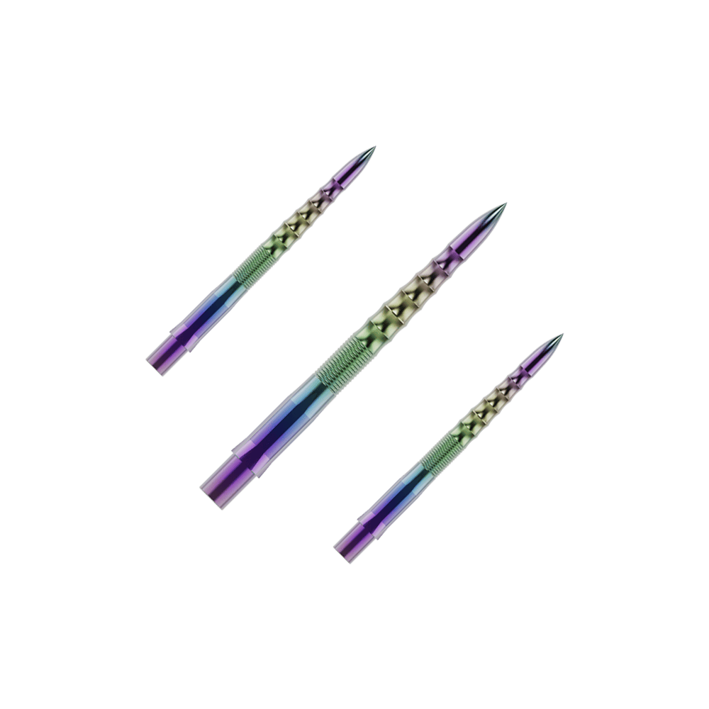 Špičky na šipky Mission Caliburn EVO - Ripple - Coral Auf dem Bild sind drei bunte Steeldartspitzen zu sehen. Sie haben ein metallisch glänzendes, geripptes Design in verschiedenen Farben.